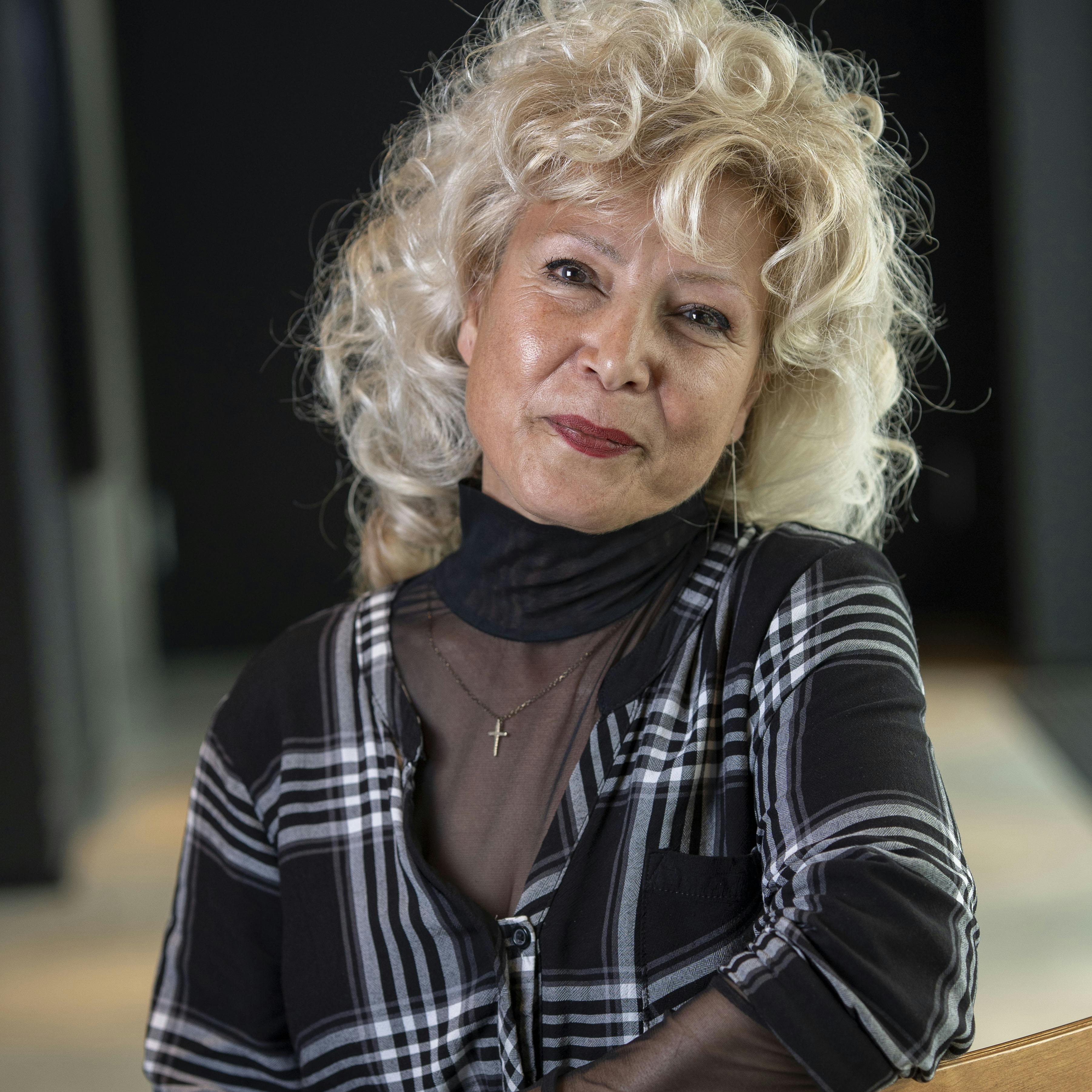 Femia drømmer om at blive standupkomiker.