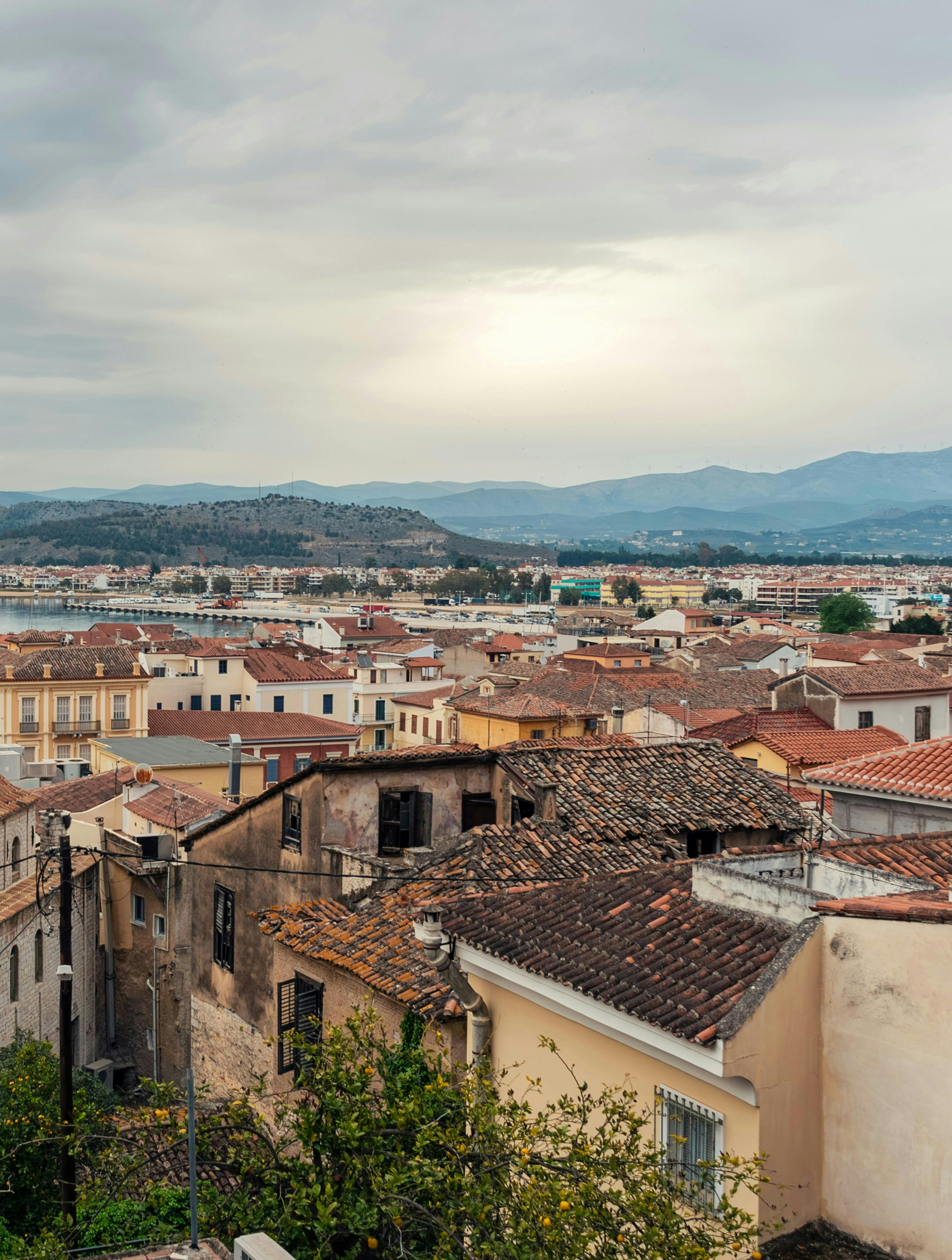 51–årige Kathrine er rejst til Peloponnes, hvor hendes ungdomskæreste, Andreas, er fundet død i bjergene.