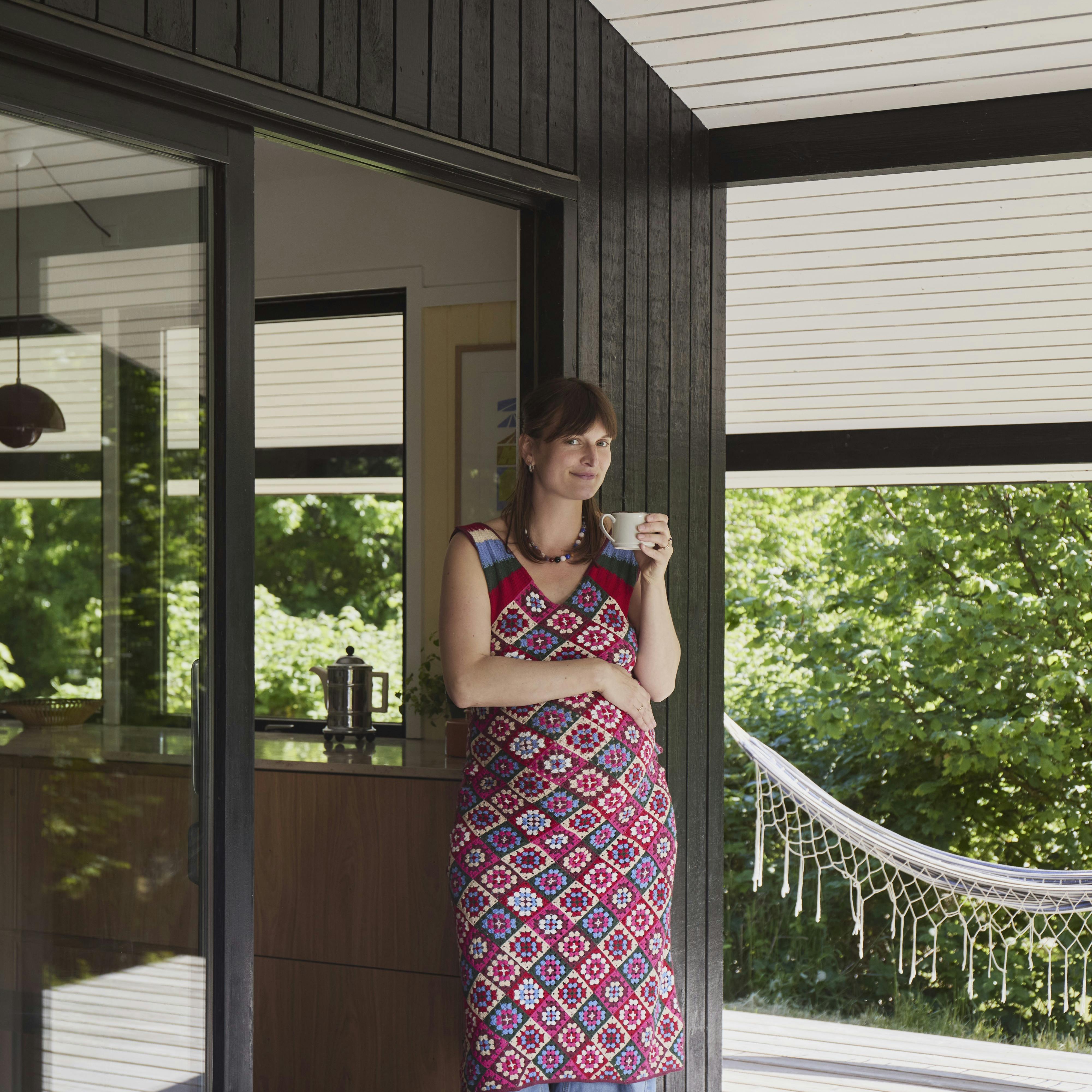 Josefine arbejder til dagligt med indretning og styling. I skrivende stund venter hun sig med parrets tredje barn.