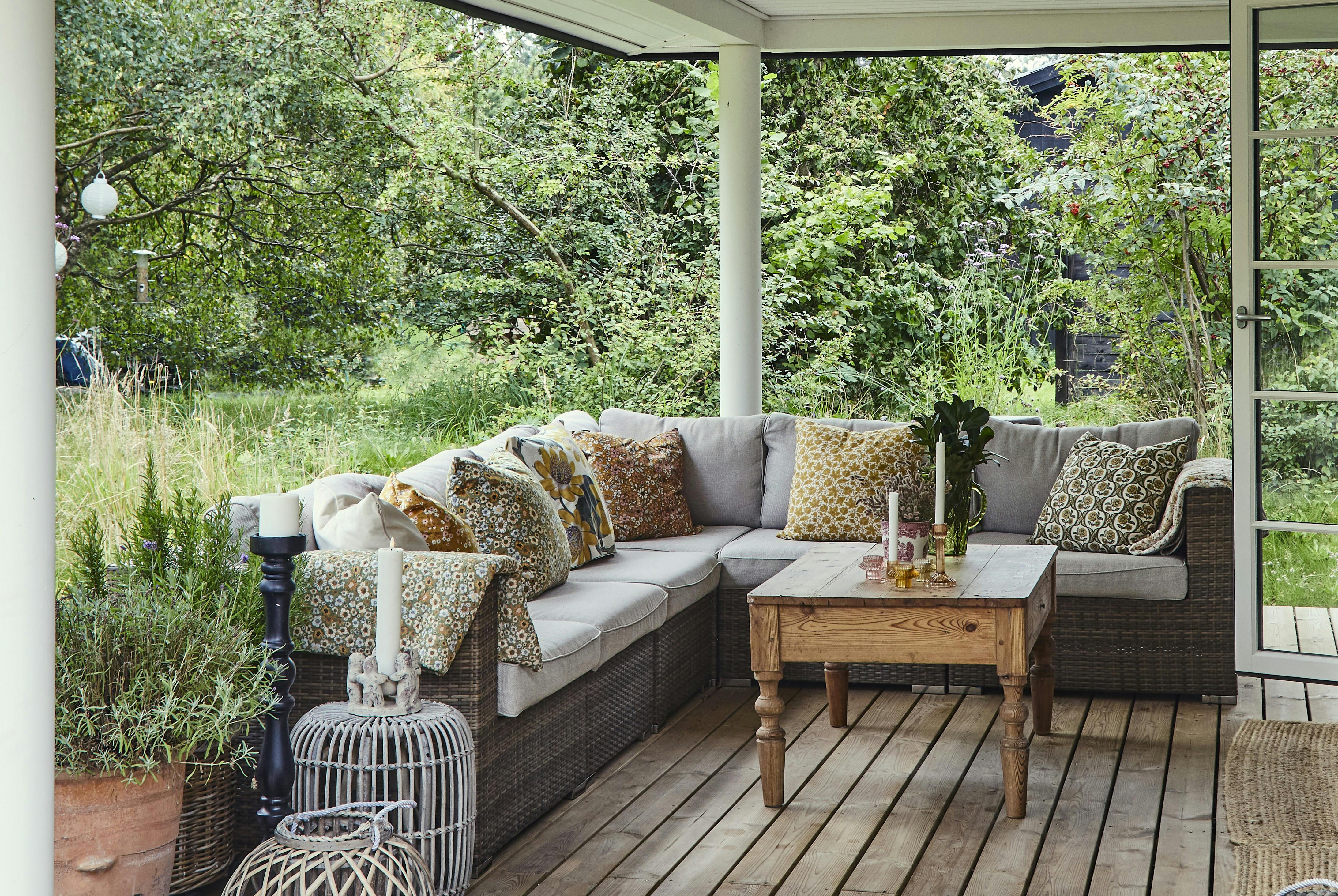 Sommerhusets terrasse er en forlængelse af stuen med sin hyggelige loungesofa.