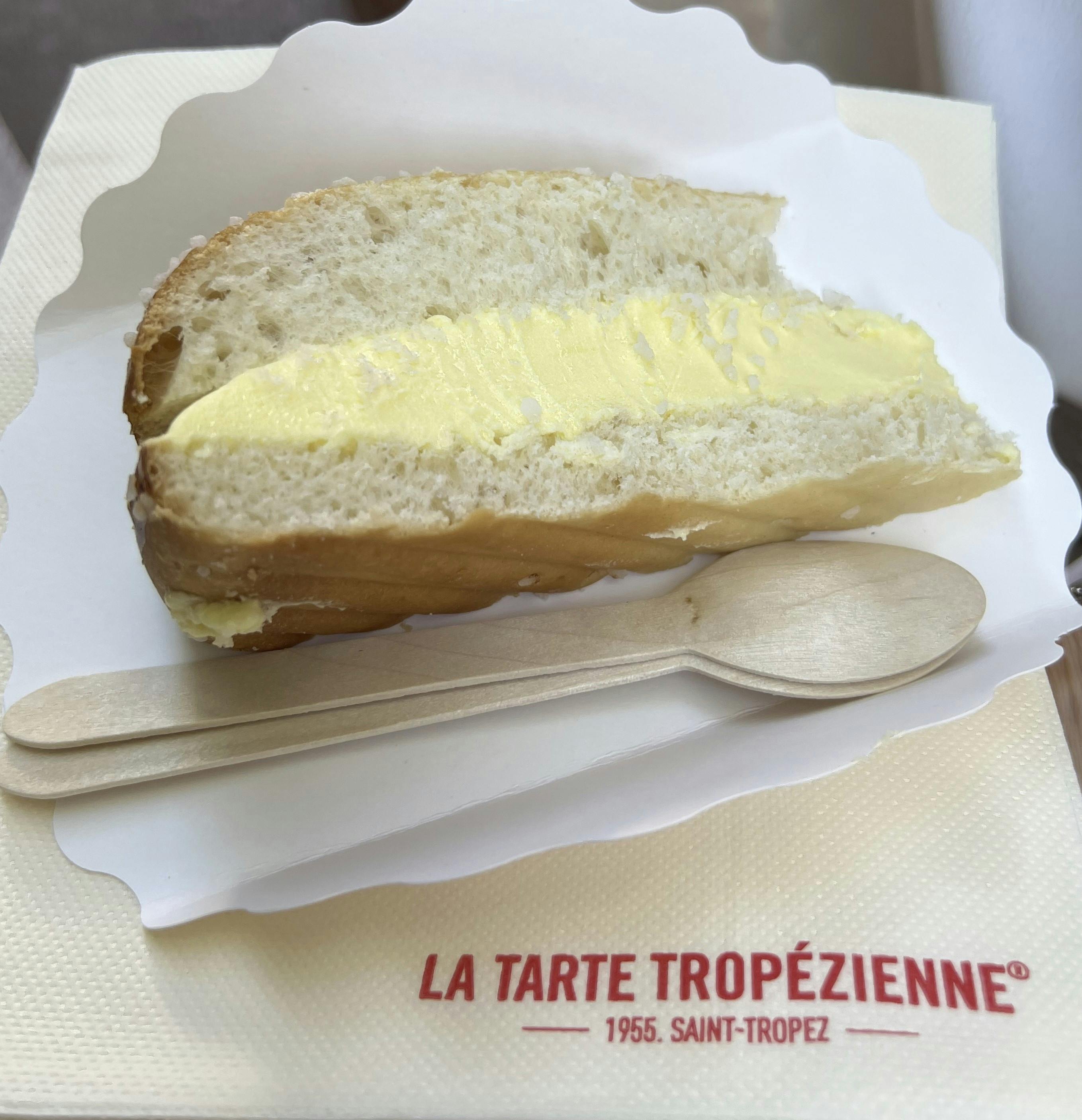En brioche fyldt med kagecreme hører til klassikerne i Saint-Tropez.