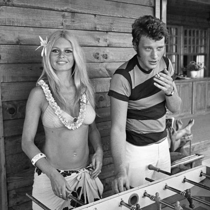 Brigitte Bardot og den franske sanger og skuespiller Johnny Hallyday spiller bordfodbold på Épi i klitterne bag Pampelonne.
