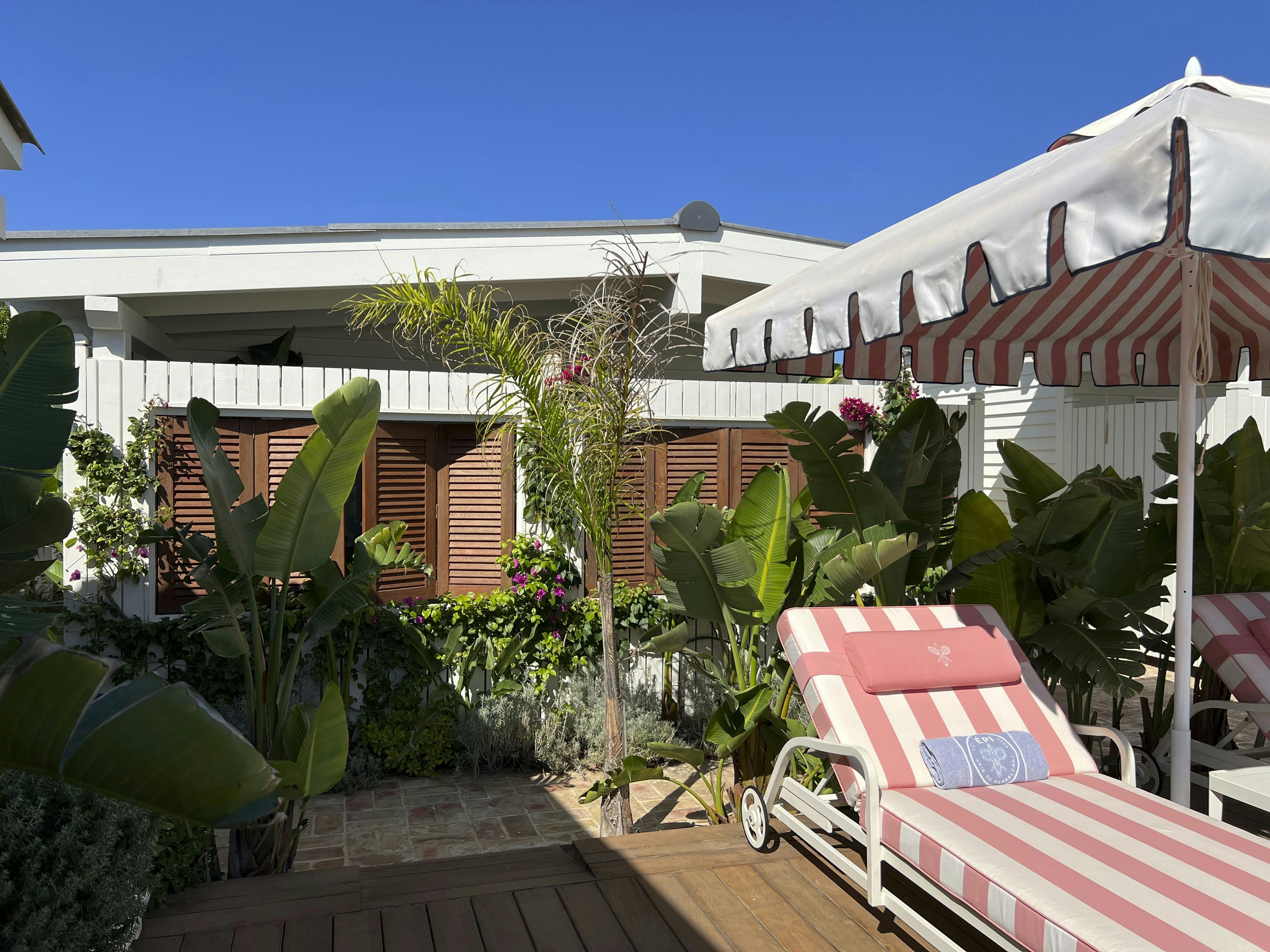 De små bungalows omkring poolen på Épi er bevaret fra dengang, de blev opført i 1960’erne.