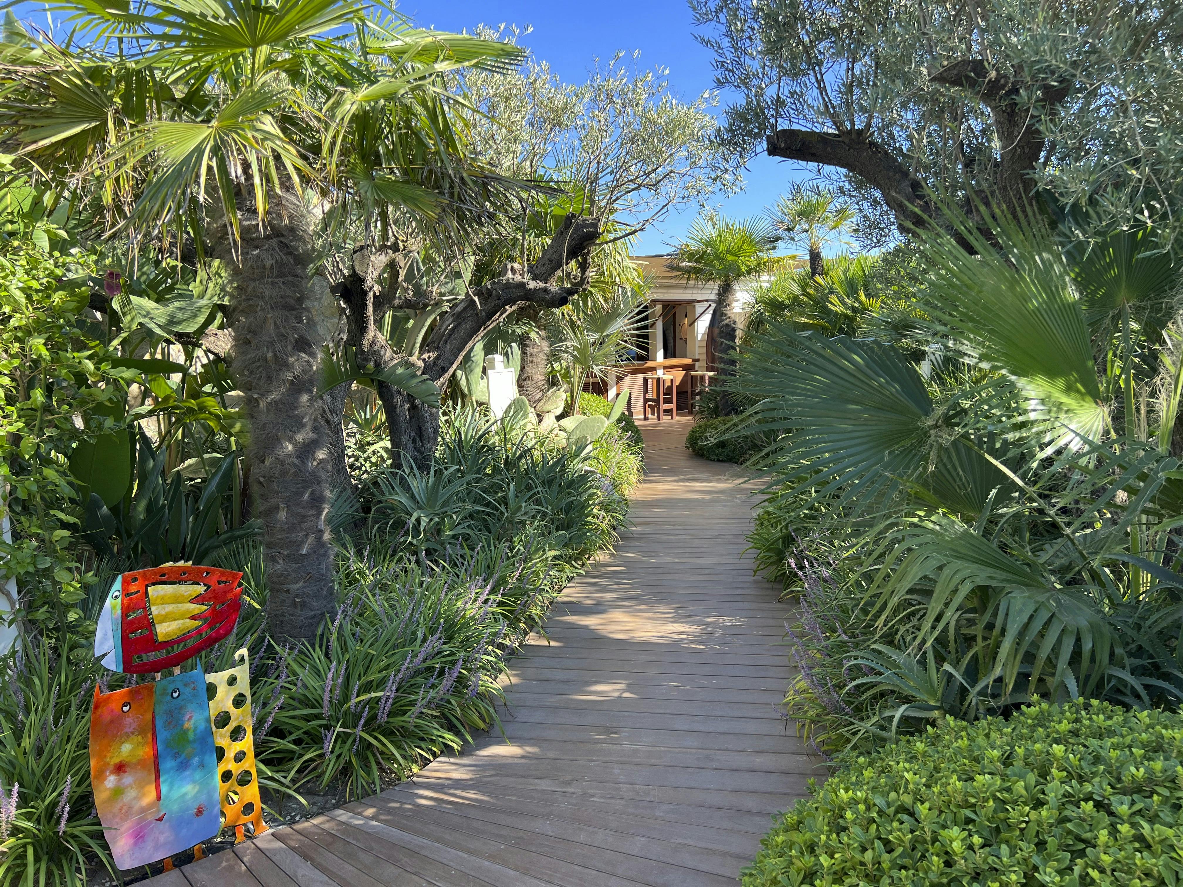 Det frodige haveanlæg omkring Épi er skabt af californiske havedesigner Madison Cox, også kendt for sit arbejde i Jardin Majorelle i Marrakesh.