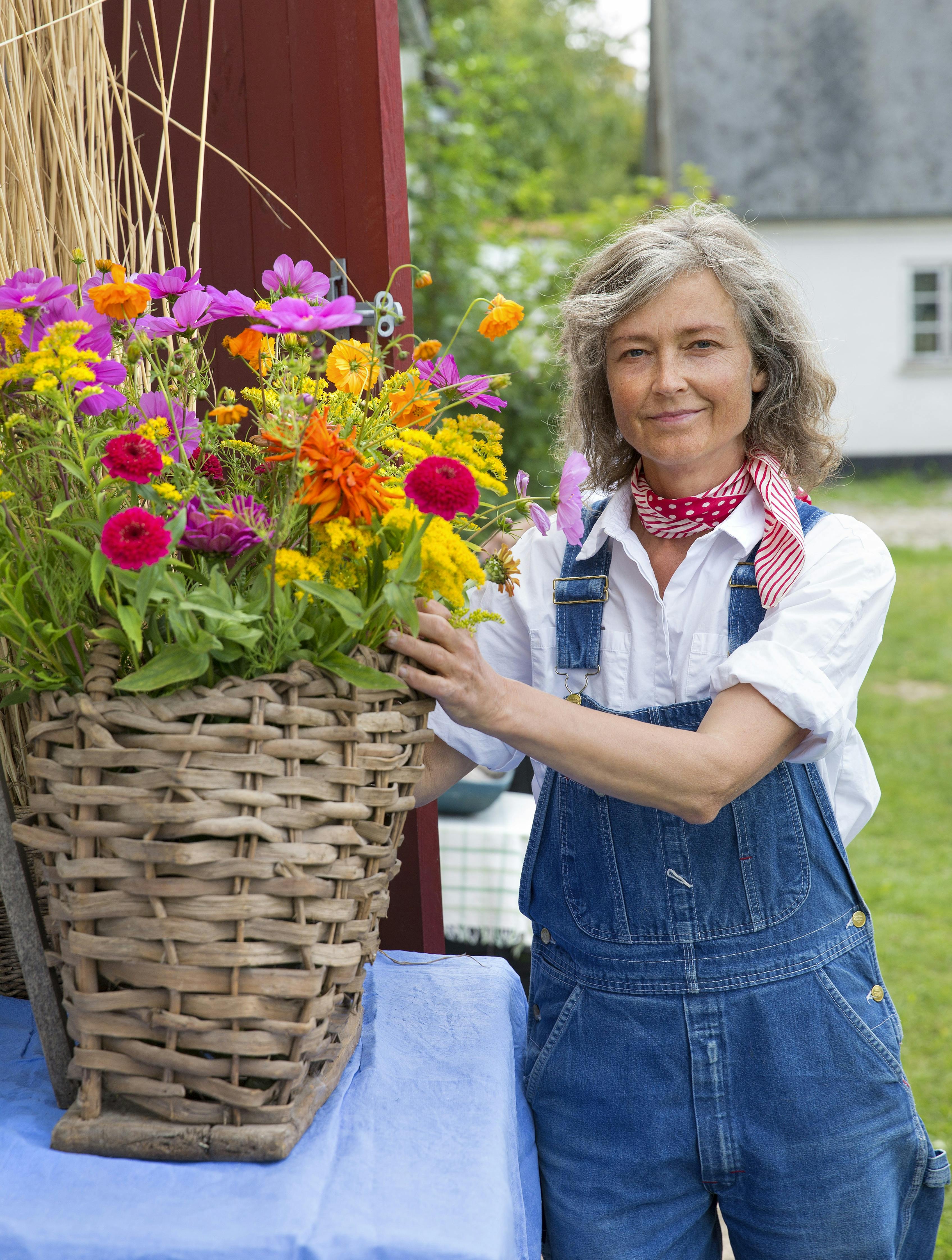 Tine Hage driver gården Mangholm, der både har økologisk grønt og kød.