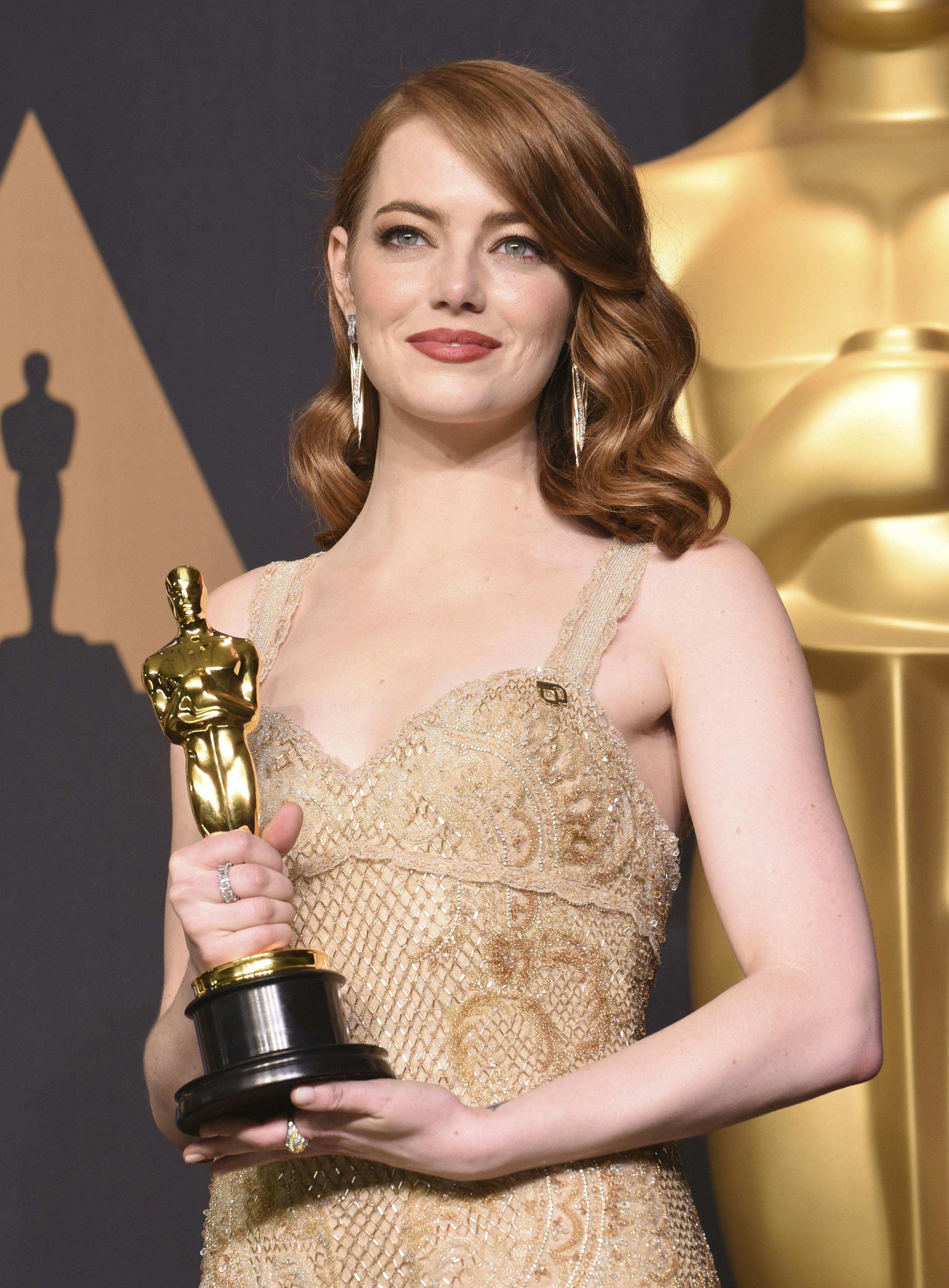 Emma Stone med bløde glam-bølger.