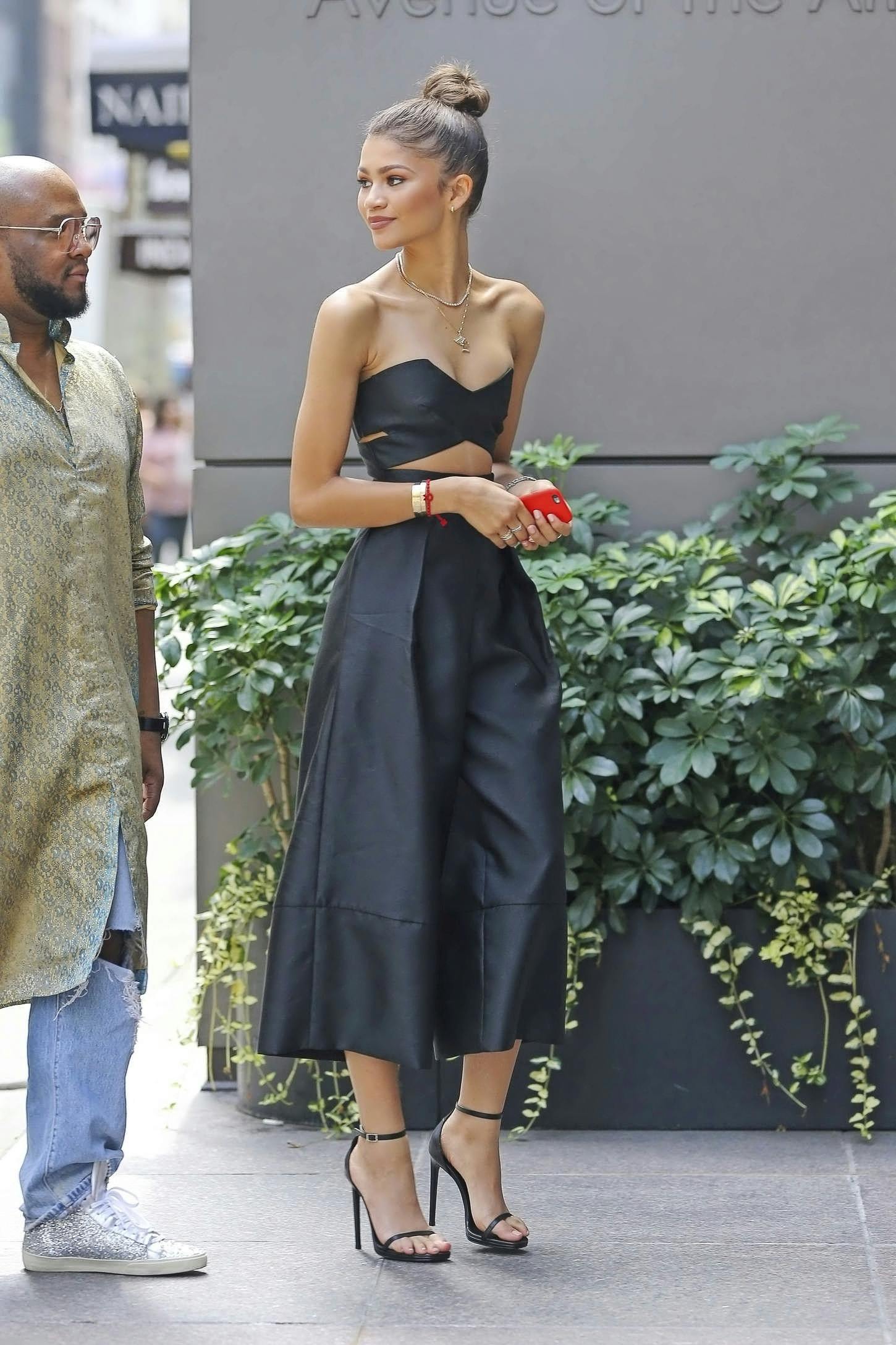 Du kan lave knolden helt stram som en japansk variation, eller gå efter en ”messy bun” som her på Zendaya, der gerne må virke lidt tilfældig.