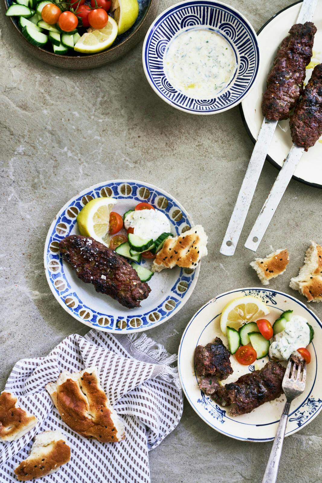 Kødet skal ikke røre grillen, men spyddene skal hvile på kanten af grillen, så de stadig får super høj varme. Så undgår du, at de sætter sig fast