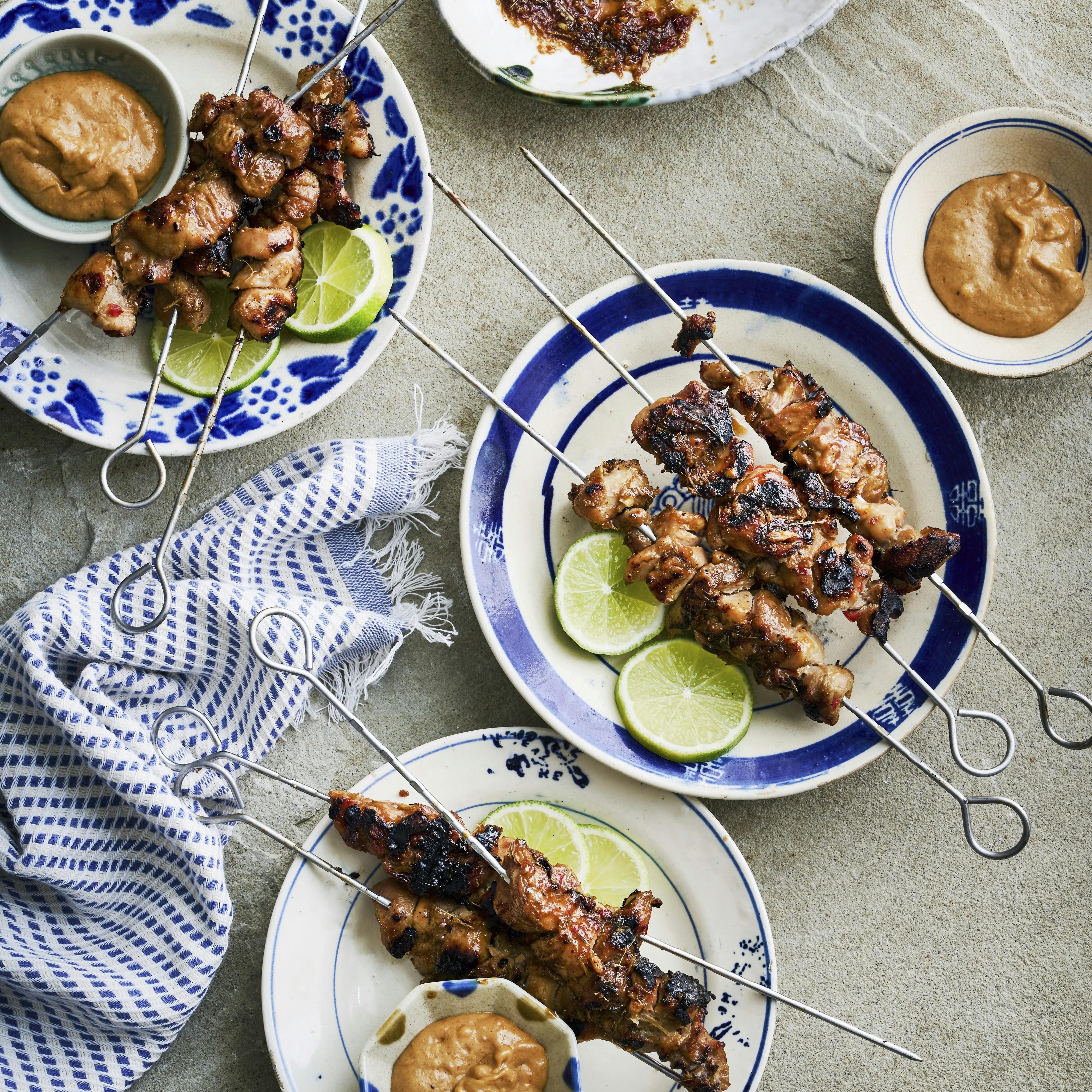 Beregn 2-4 spyd per person, alt efter om du bruger dem som hovedmåltid eller snack. Servér gerne ris og måske en sprød kålsalat til, hvis du vil have et helt måltid.