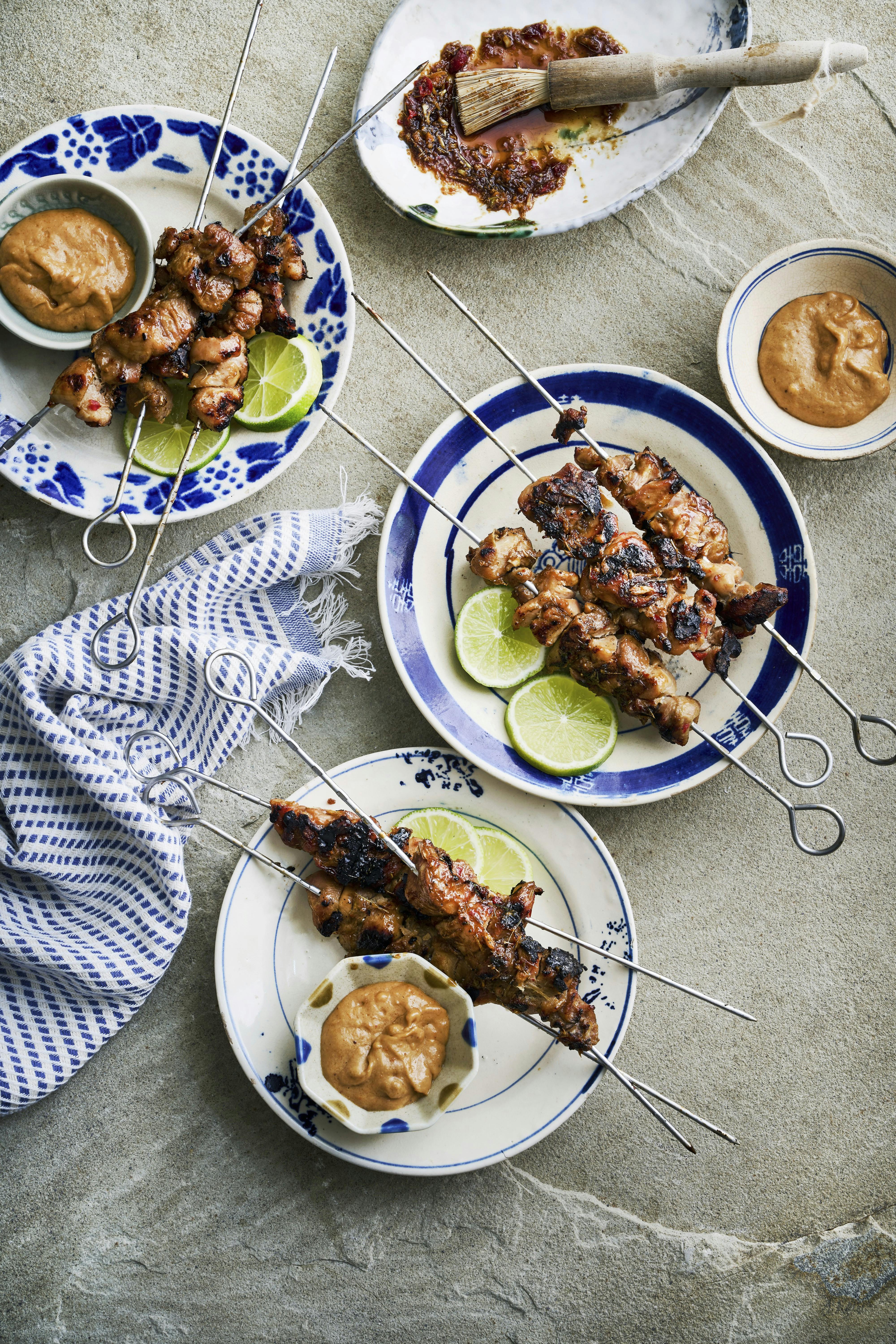 Beregn 2-4 spyd per person, alt efter om du bruger dem som hovedmåltid eller snack. Servér gerne ris og måske en sprød kålsalat til, hvis du vil have et helt måltid.