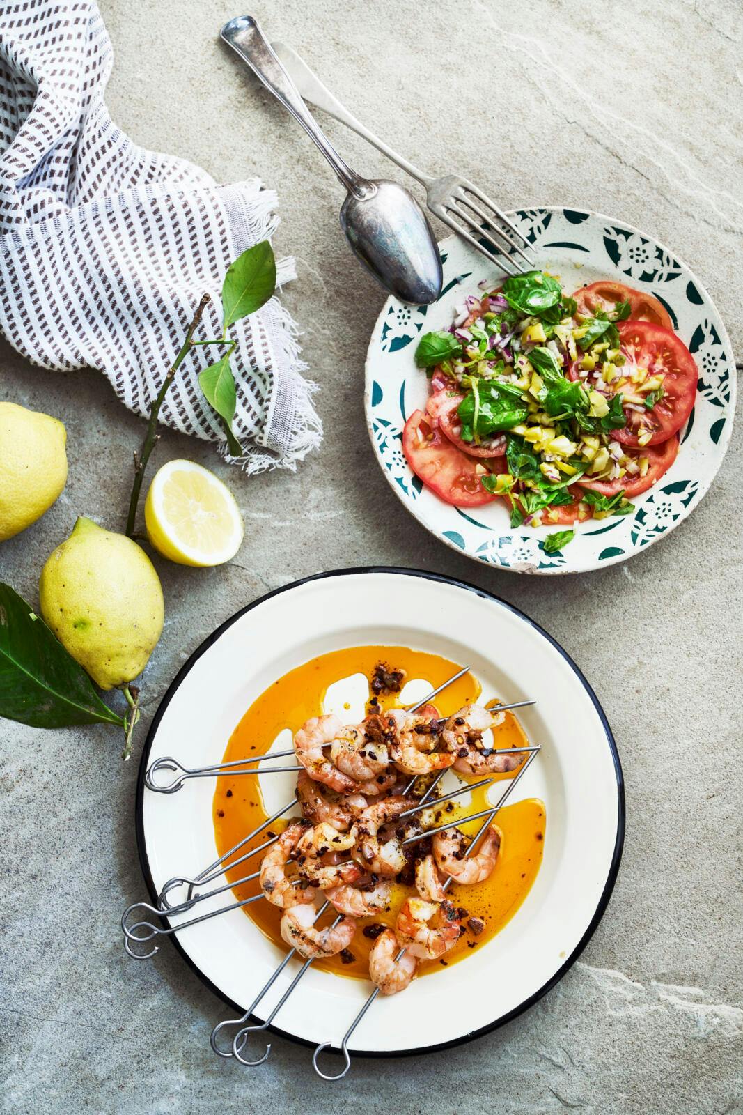 Spicy rejer med tomatsalat og brød.