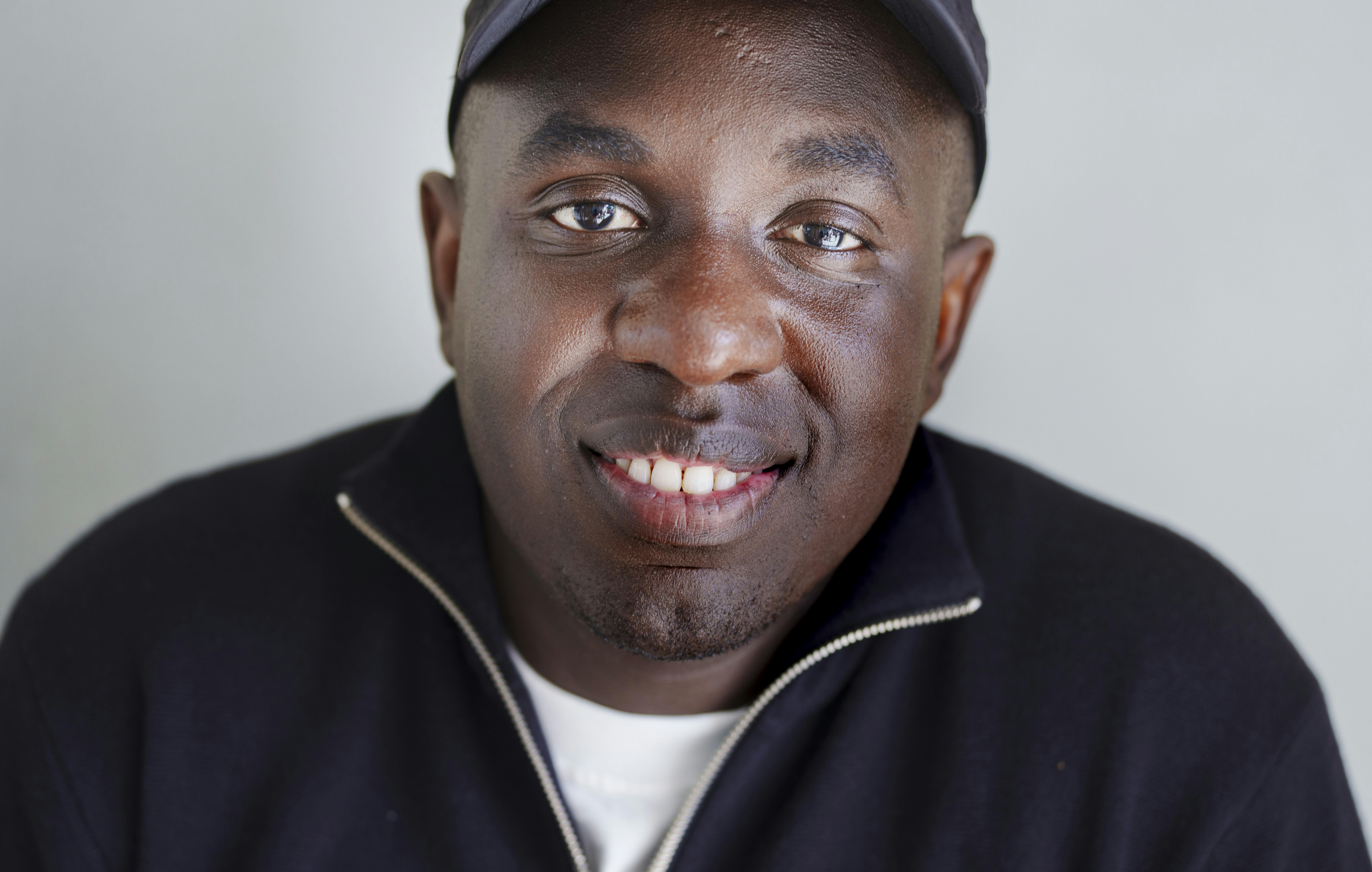Dansk komiker Melvin Kakooza, i København tirsdag den 13. august 2024. Han er der er gået sammen i comedykollektivet "Bros - så blev det mørkt"