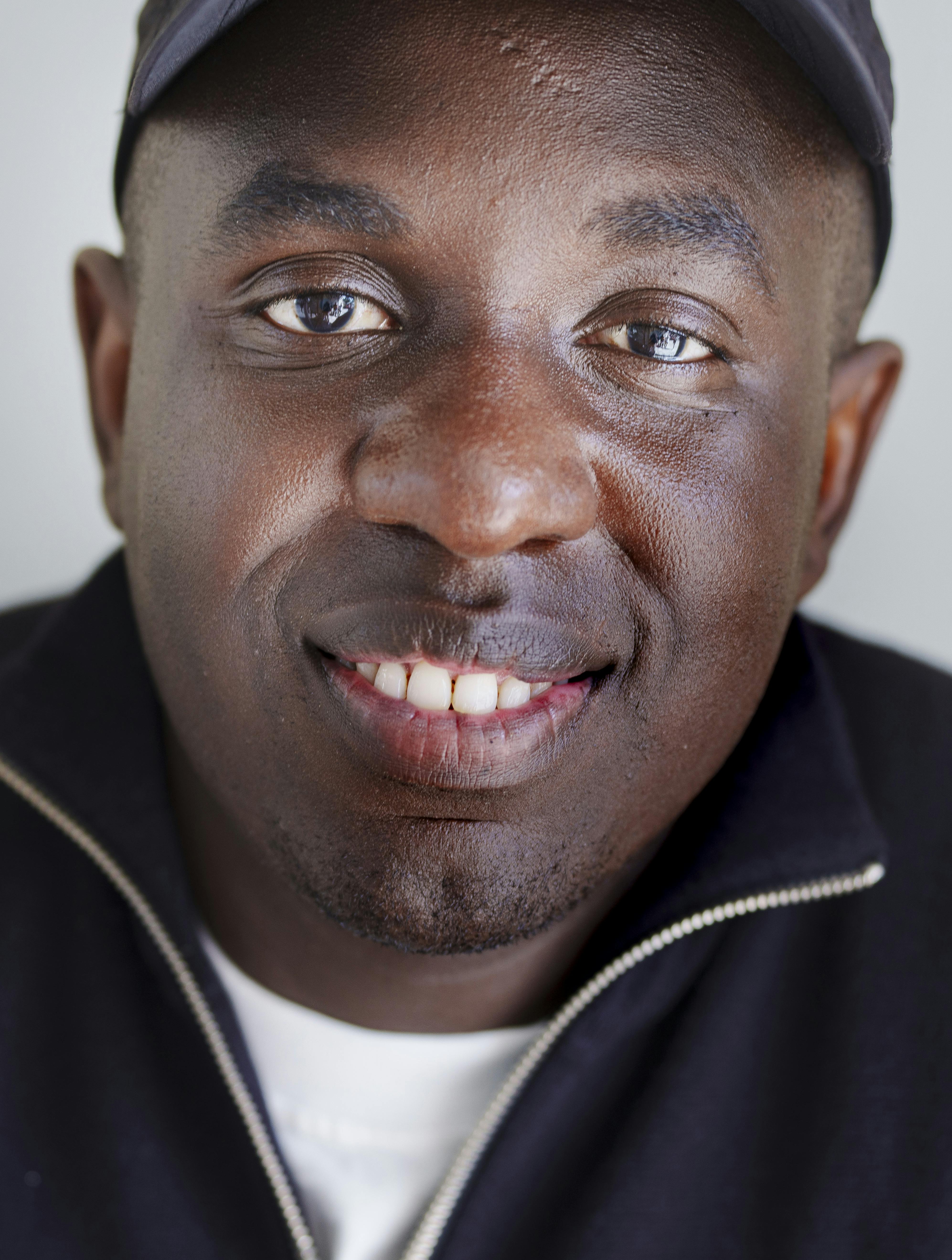 Dansk komiker Melvin Kakooza, i København tirsdag den 13. august 2024. Han er der er gået sammen i comedykollektivet "Bros - så blev det mørkt"