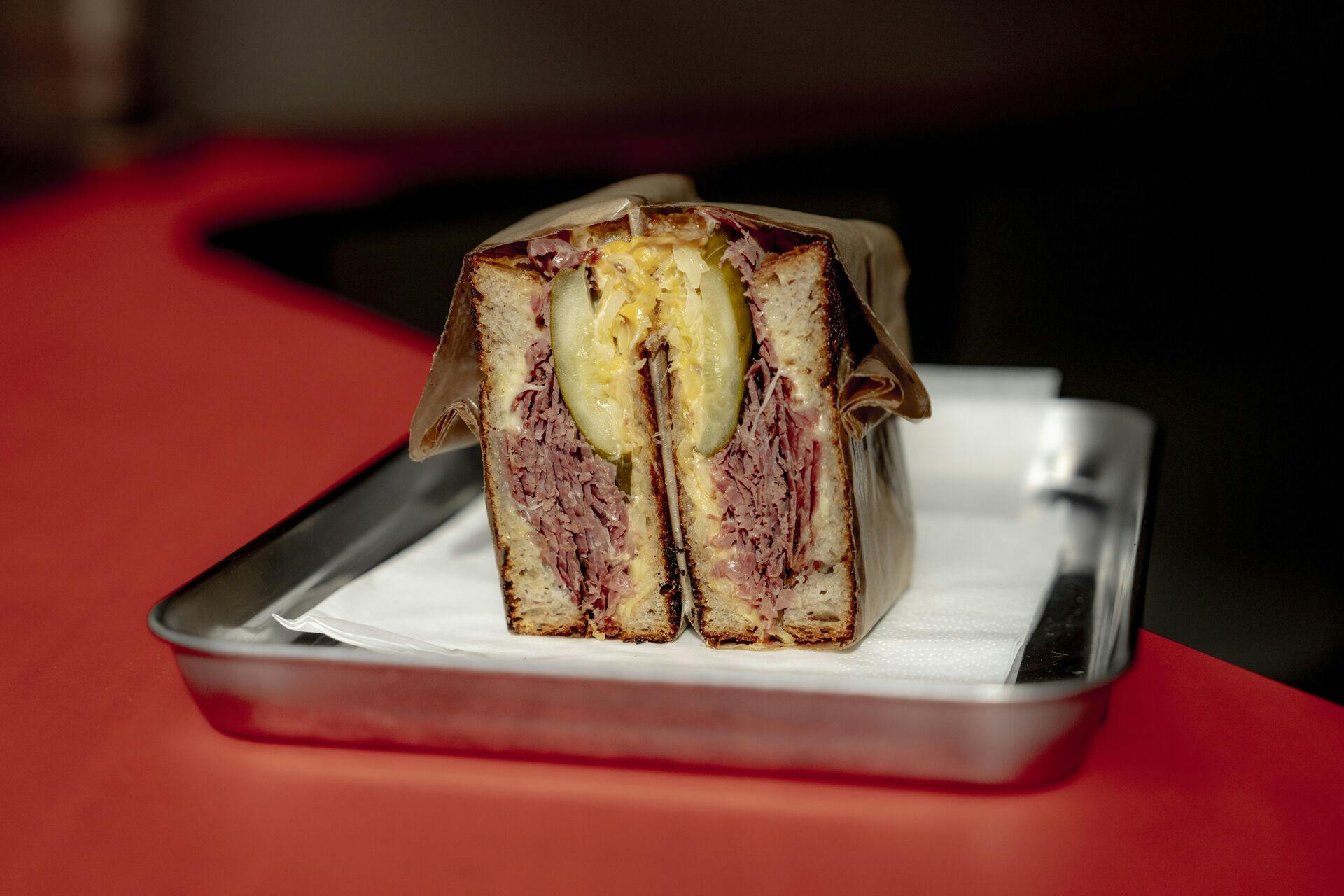 Beef & Pickle-sandwich fra Doomsday Deli på Nørrebro.