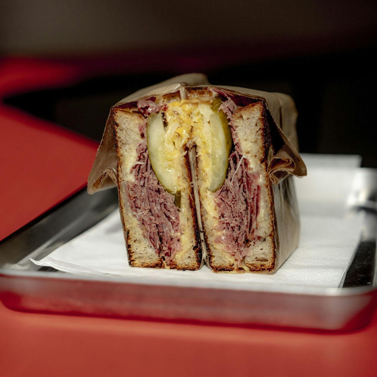 Beef & Pickle-sandwich fra Doomsday Deli på Nørrebro.