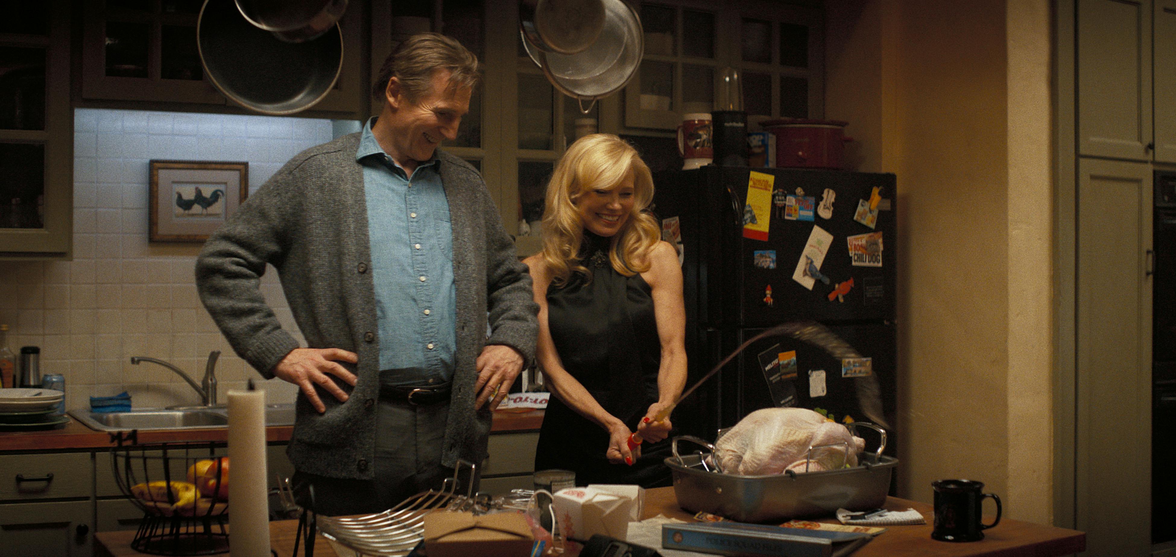 Pamela Anderson spiller Beth og Liam Neeson spiller Frank i The Naked Gun fra Paramount Pictures. 