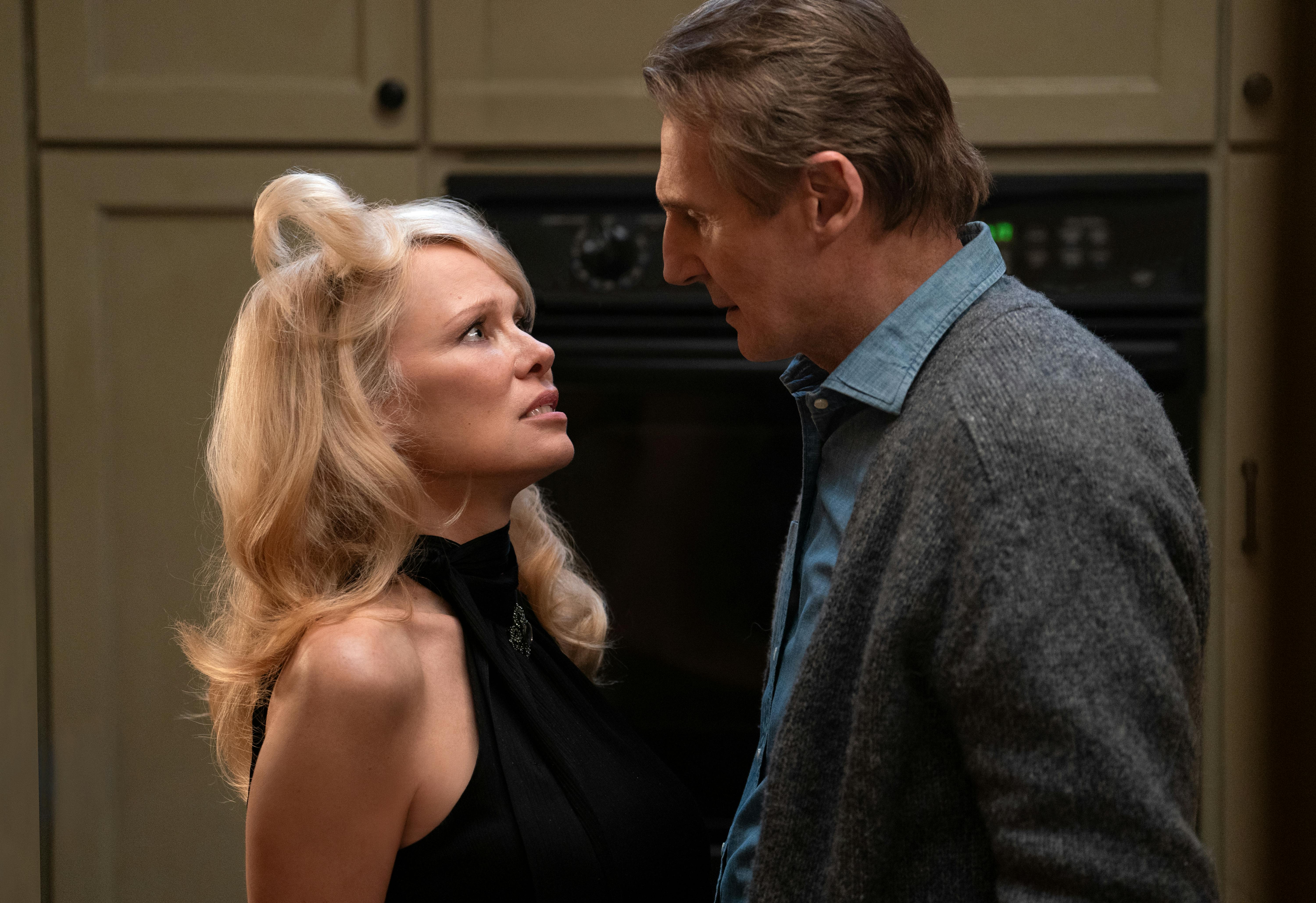 Pamela Anderson spiller Beth og Liam Neeson spiller Frank i The Naked Gun fra Paramount Pictures. 