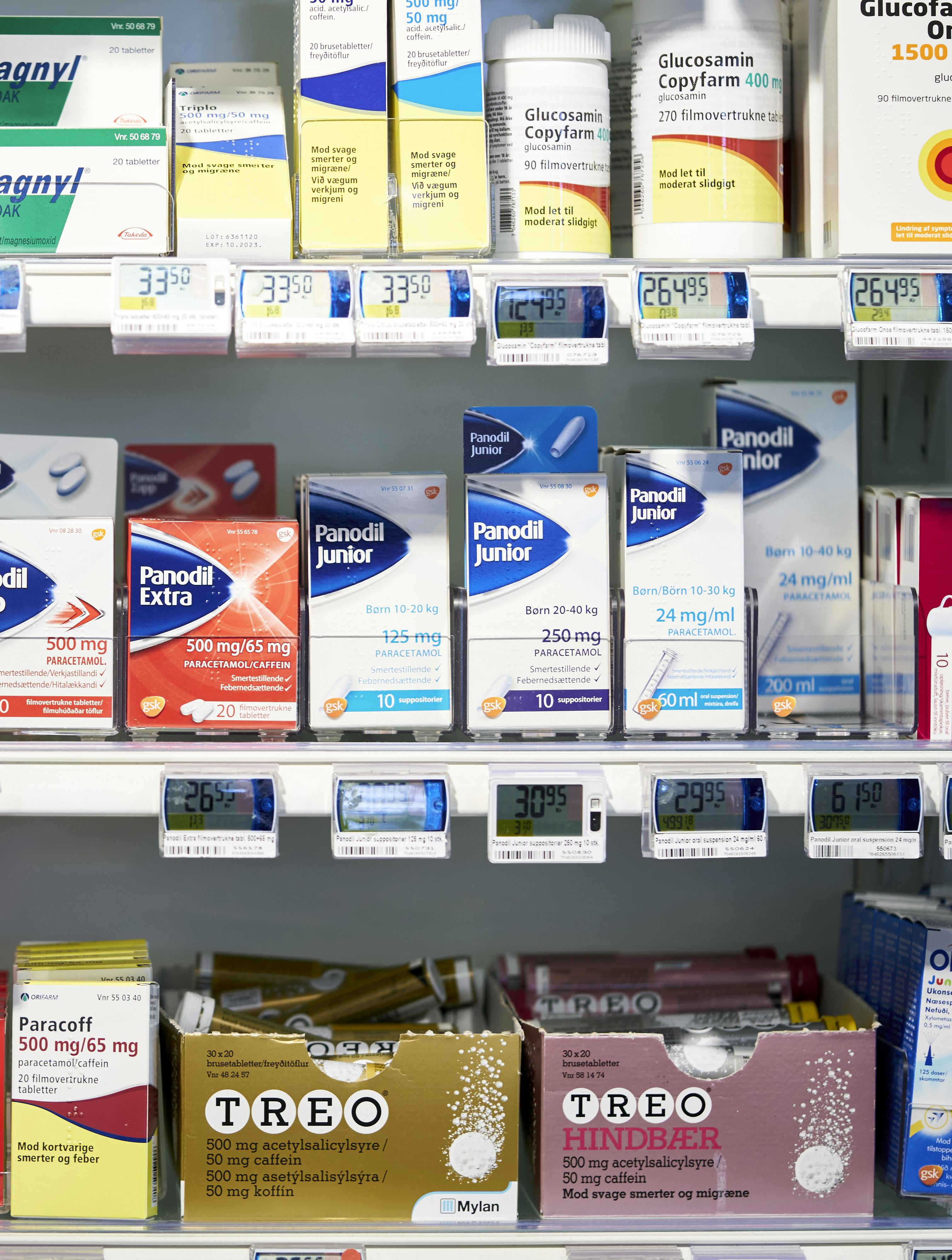 Smertestillende håndkøbsmedicin på hylde på apotek i Nykøbing Sjælland den 5. august 2021