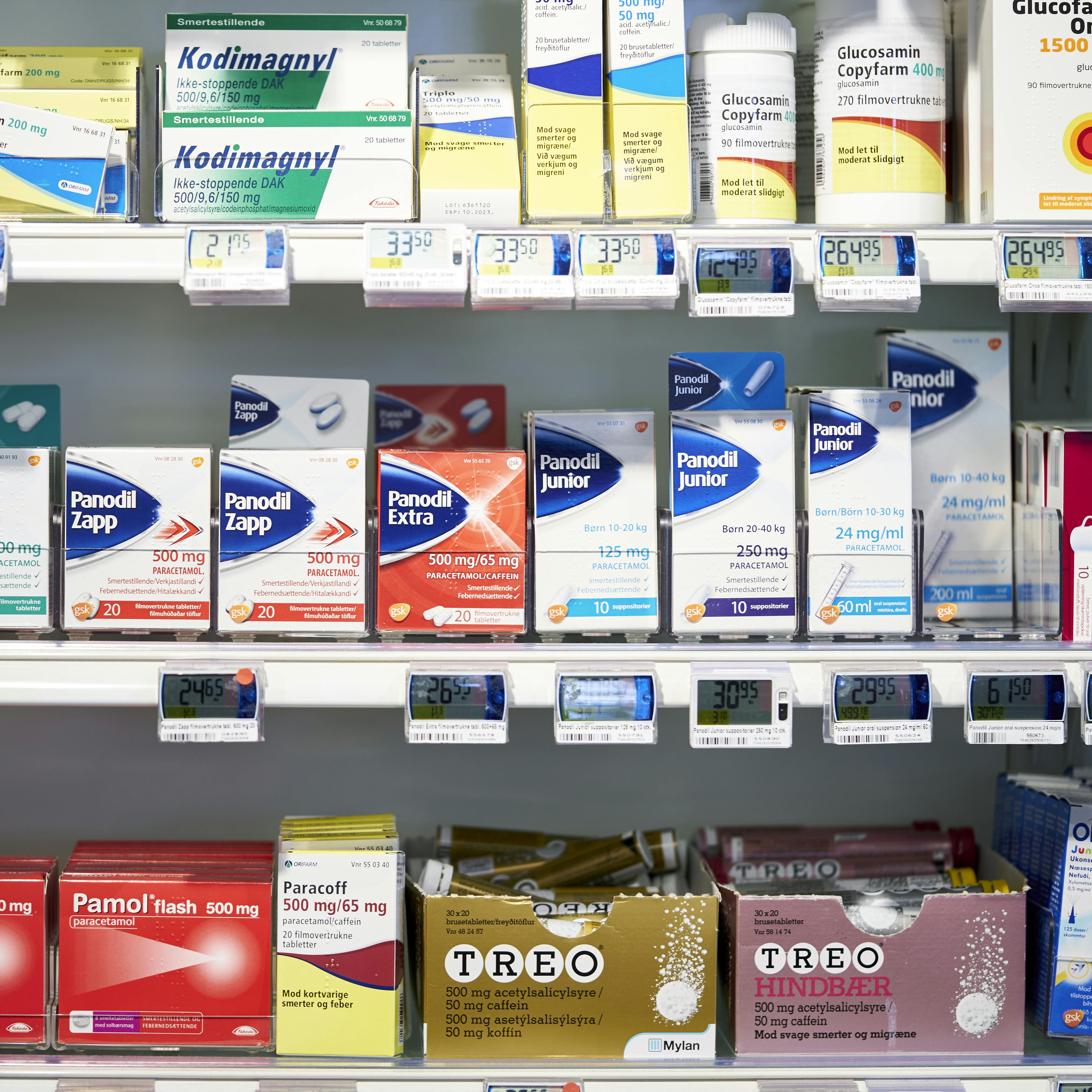 Smertestillende håndkøbsmedicin på hylde på apotek i Nykøbing Sjælland den 5. august 2021