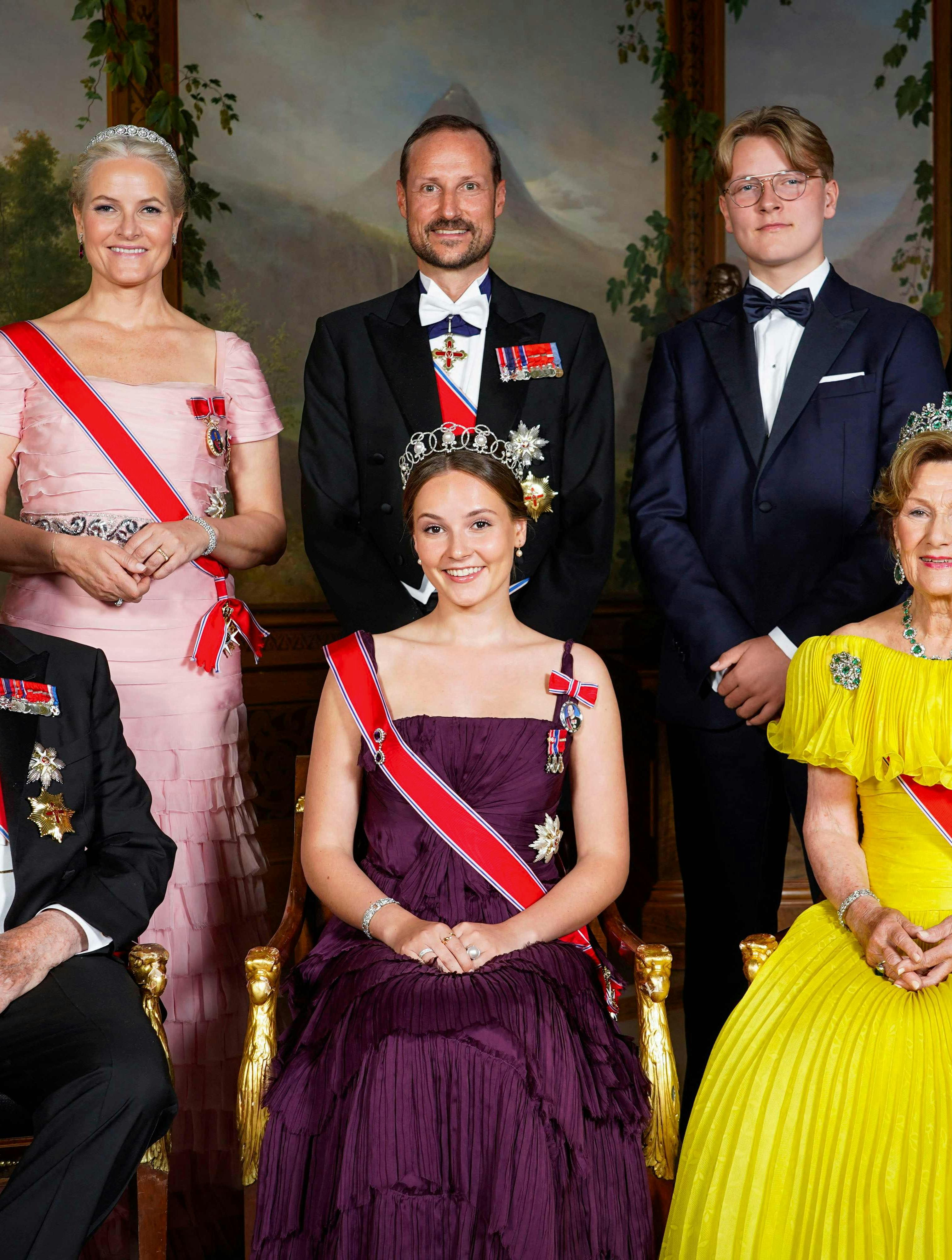 Det norske kongehus har nu reageret på tiltalerne mod Marius Borg Høiby (bagerste række, længst til højre).