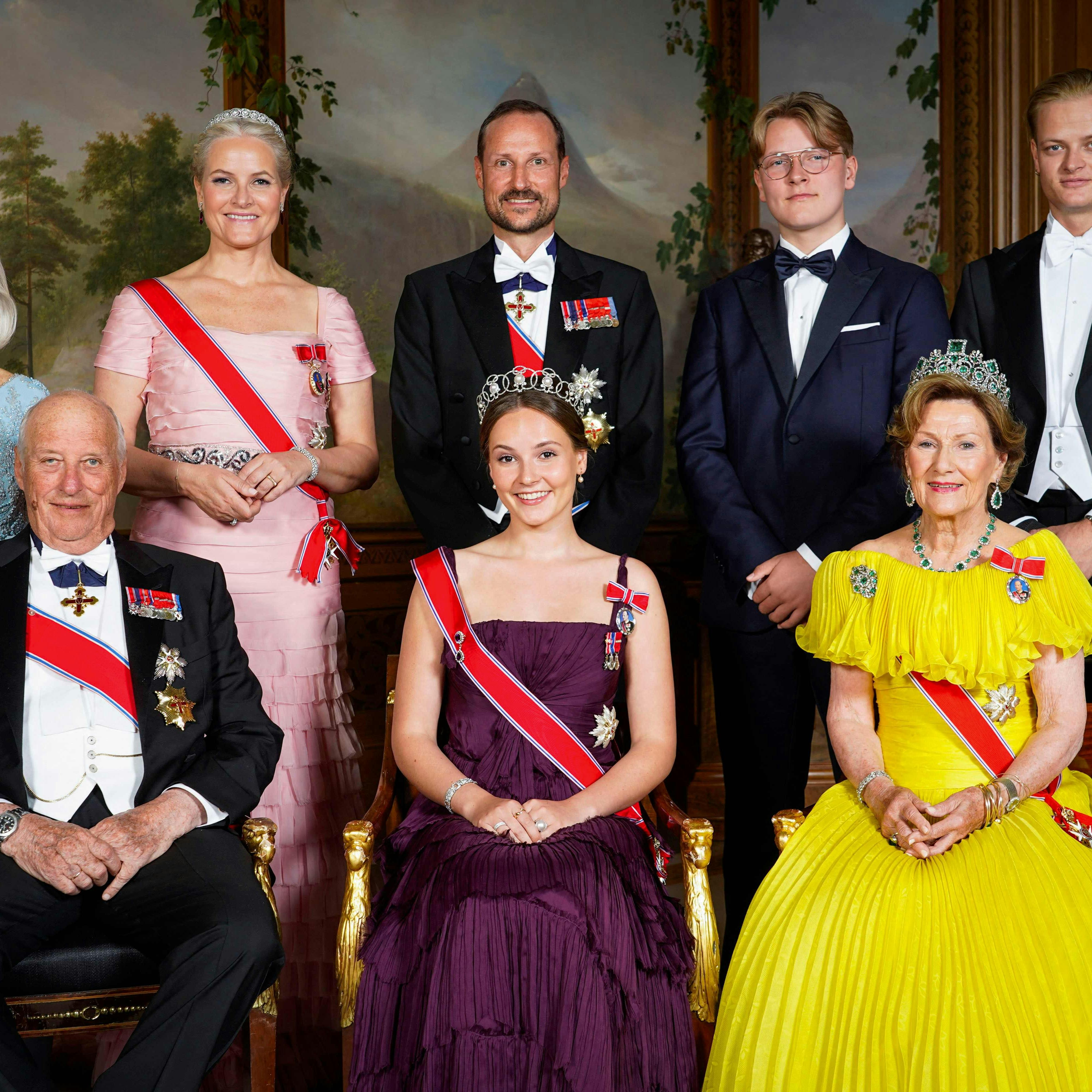 Det norske kongehus har nu reageret på tiltalerne mod Marius Borg Høiby (bagerste række, længst til højre).