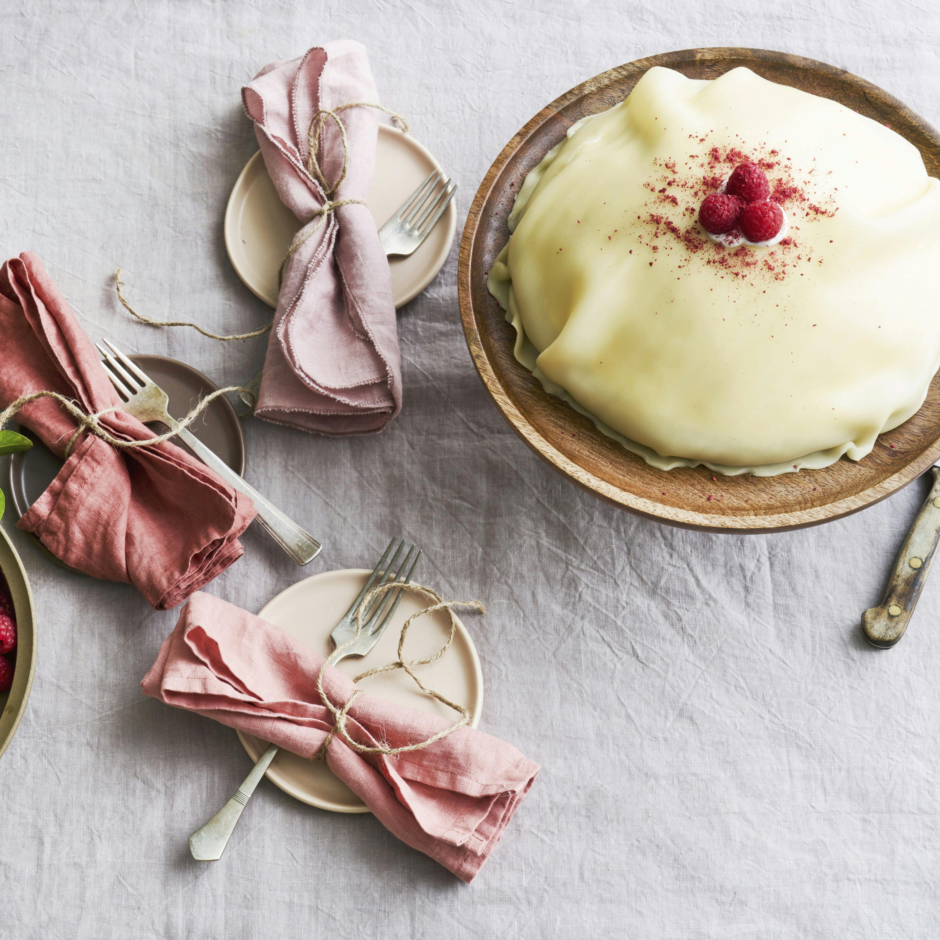 Tip: Gem en anelse citroncreme til at sætte hindbærren fast med. OG du kan naturligvis sagtens rulle et marcipanlåg ud selv.