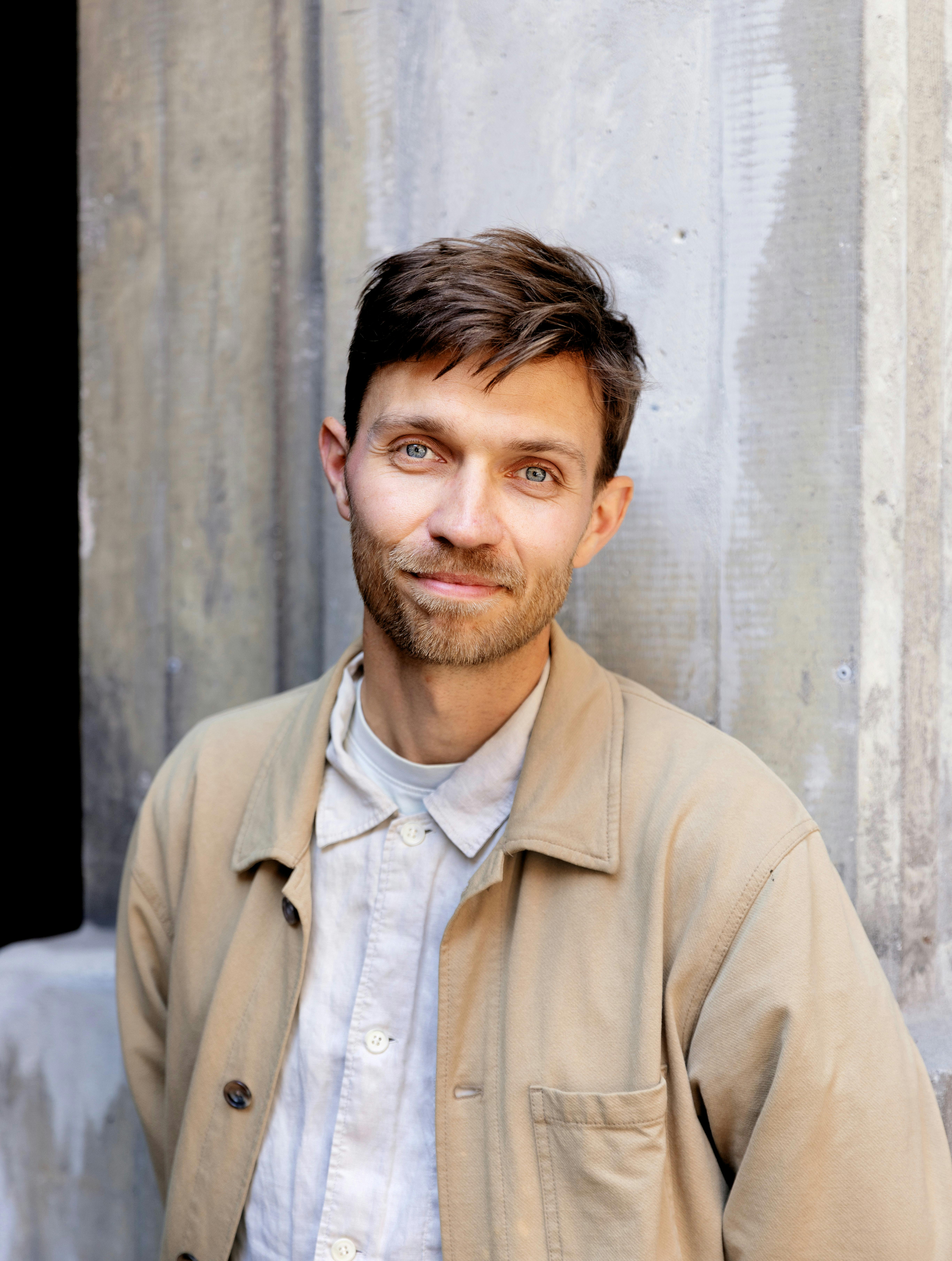 Tobias Sydradal er far til to døtre, som han valgte at hjemmepasse i et år. I sin nye bog "Hjemvendt" folder han sin historie ud. 
