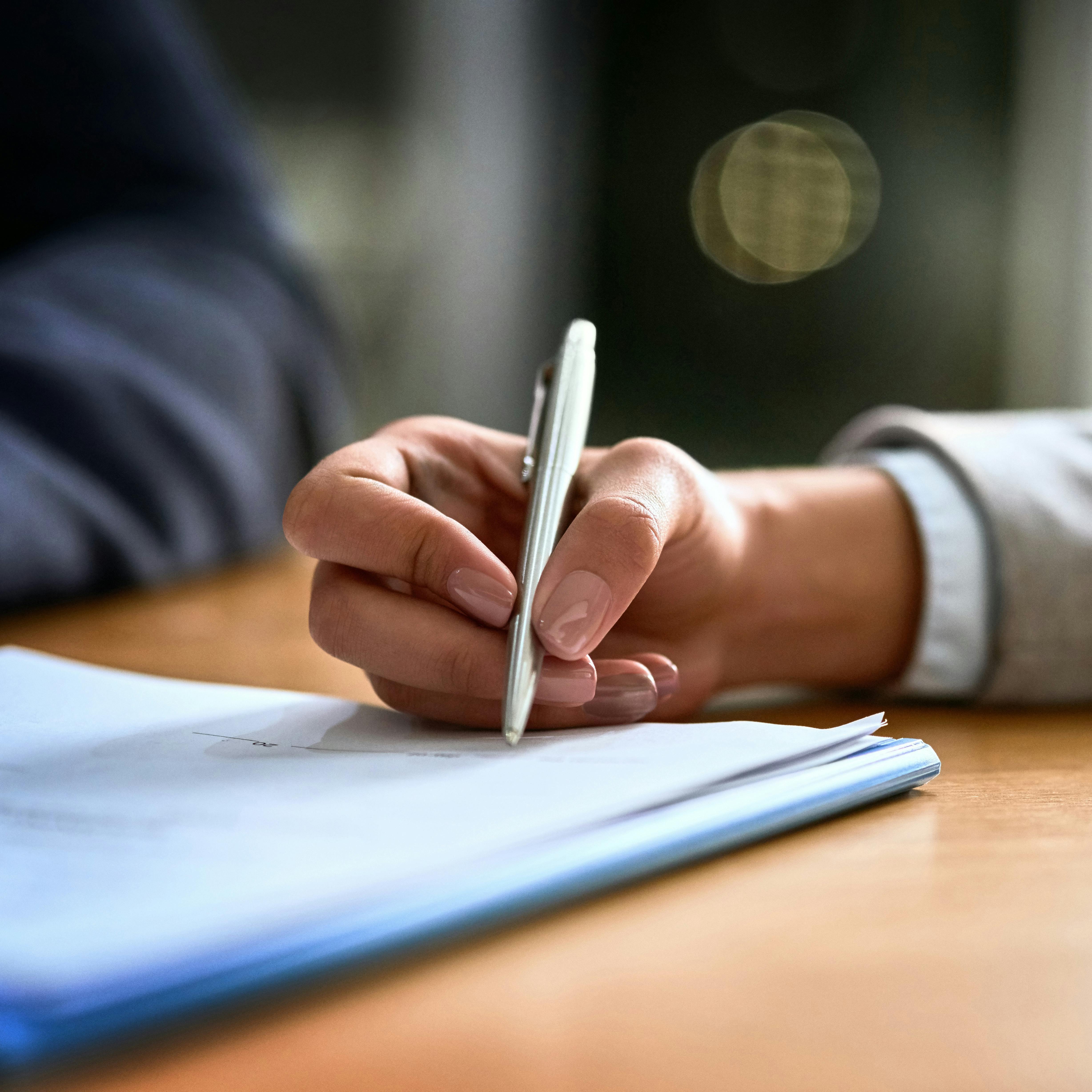 Lønekspert Daniel Edholm giver i TV4 tre konkrete tips til, hvordan du kan forhandle dig til en højere løn uden at skifte job.