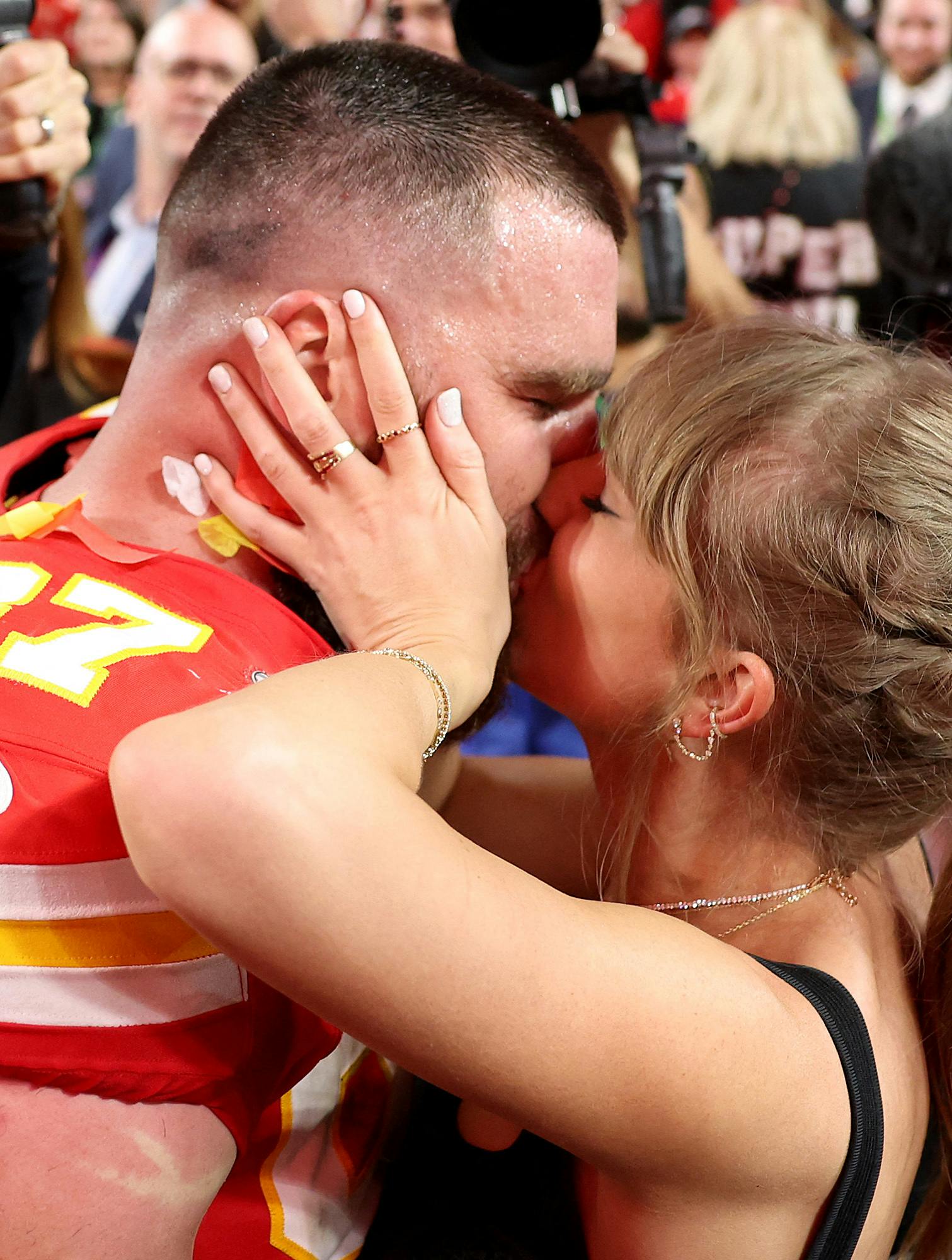 Taylor Swift og Travis Kelce skal giftes.