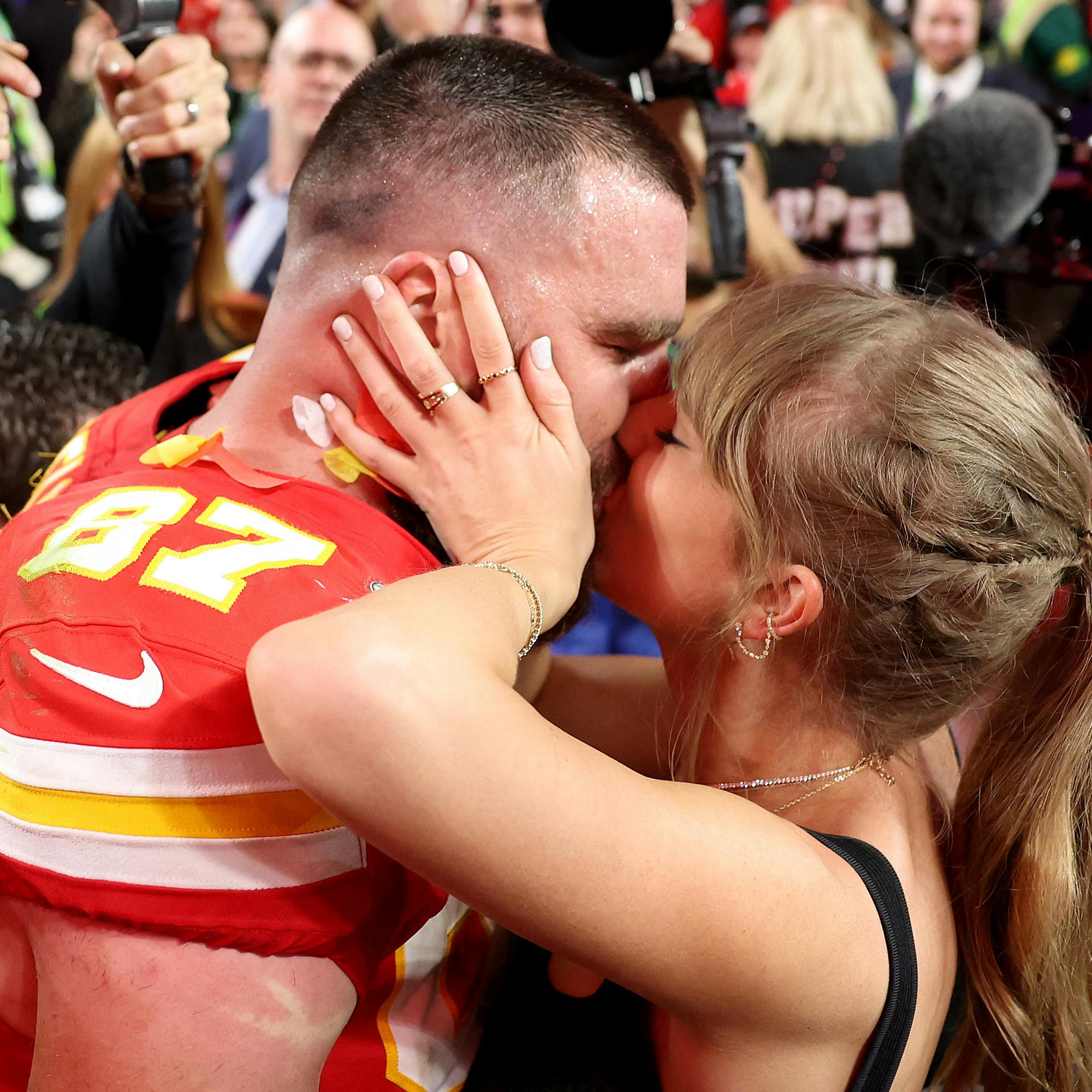 Taylor Swift og Travis Kelce skal giftes.