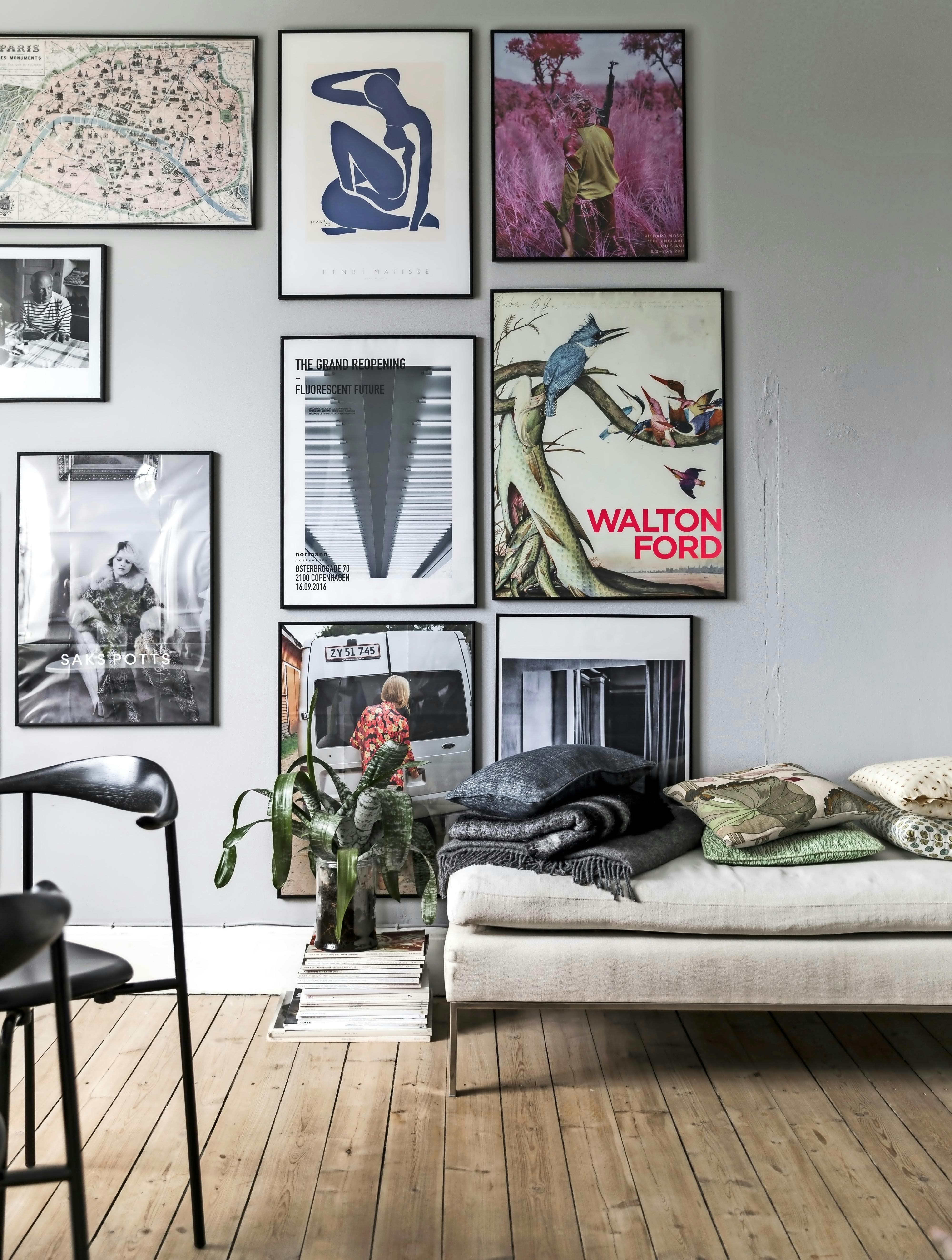 Hvis du vælger at udsmykke en hel væg fra gulv til loft, det man kalder en salonvæg.