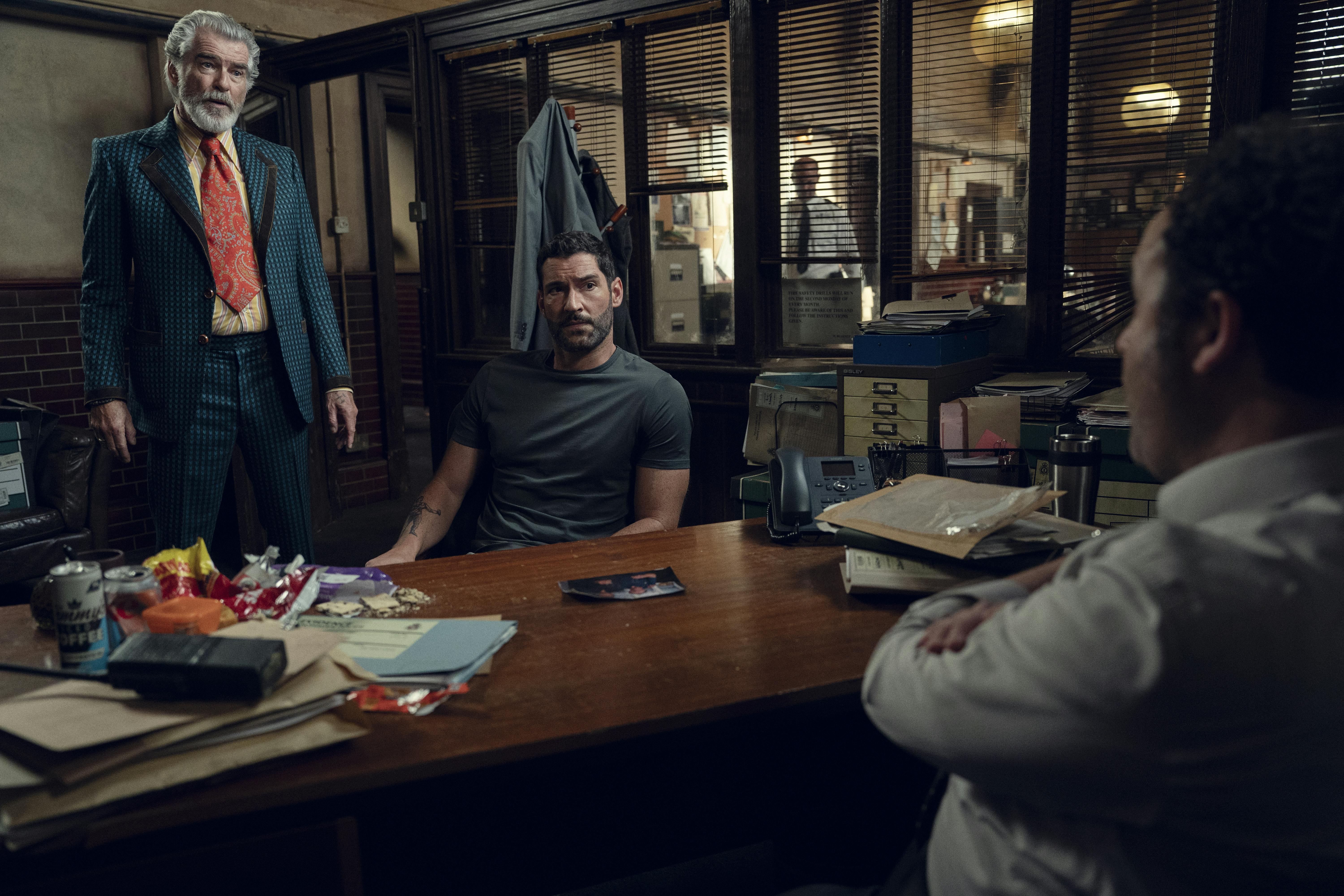 Pierce Brosnan, Tom Ellis og Daniel Mays i 'Torsdagsmordklubben'