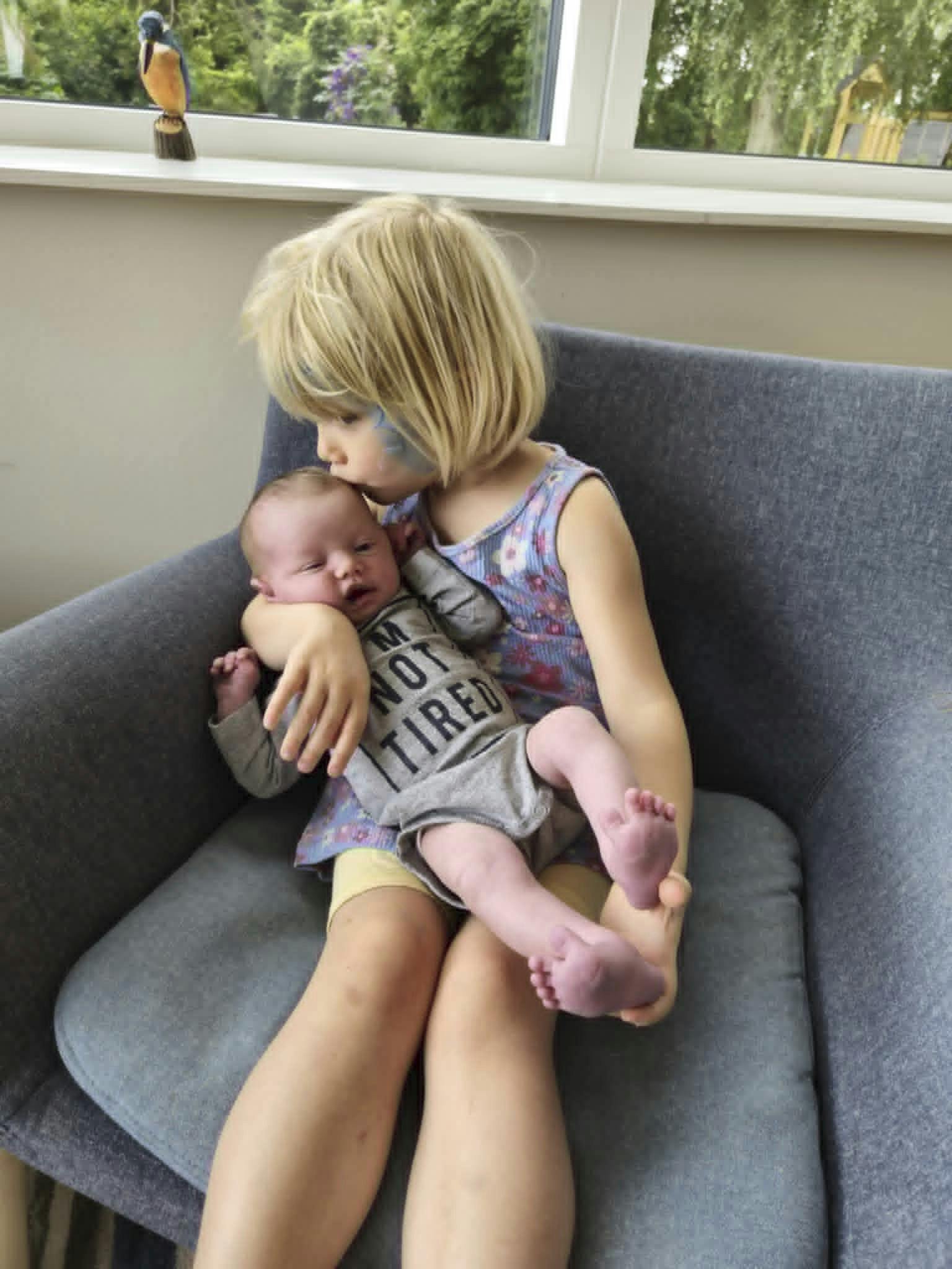 4-årige Sonja er pavestolt af titlen som storesøster og deler gavmildt ud af kys og kram til sin nye legekammerat.