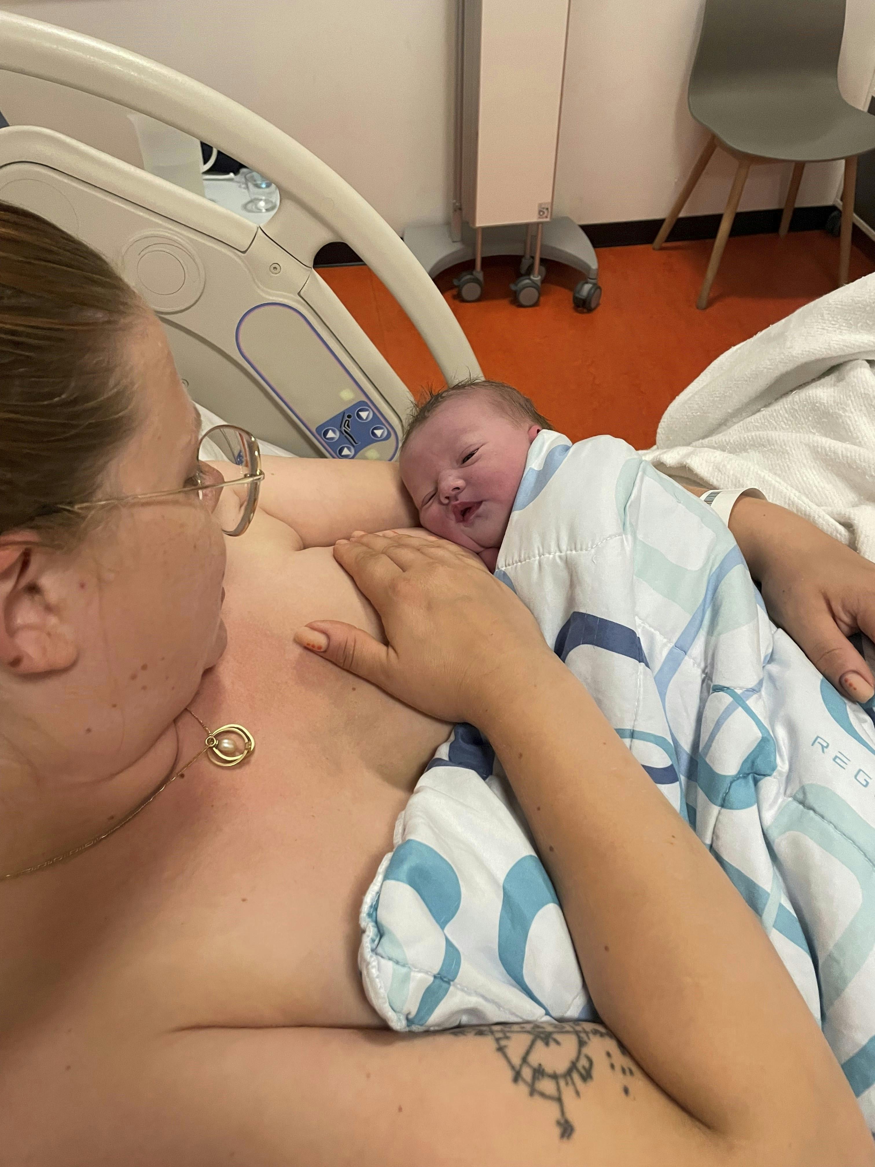 Her ses mor og datter på Slagelse Sygehus, hvor de blev fragtet hen i ambulance efter fødslen. Den velskabte pige målte 52 cm og vejede 3.120 gram.