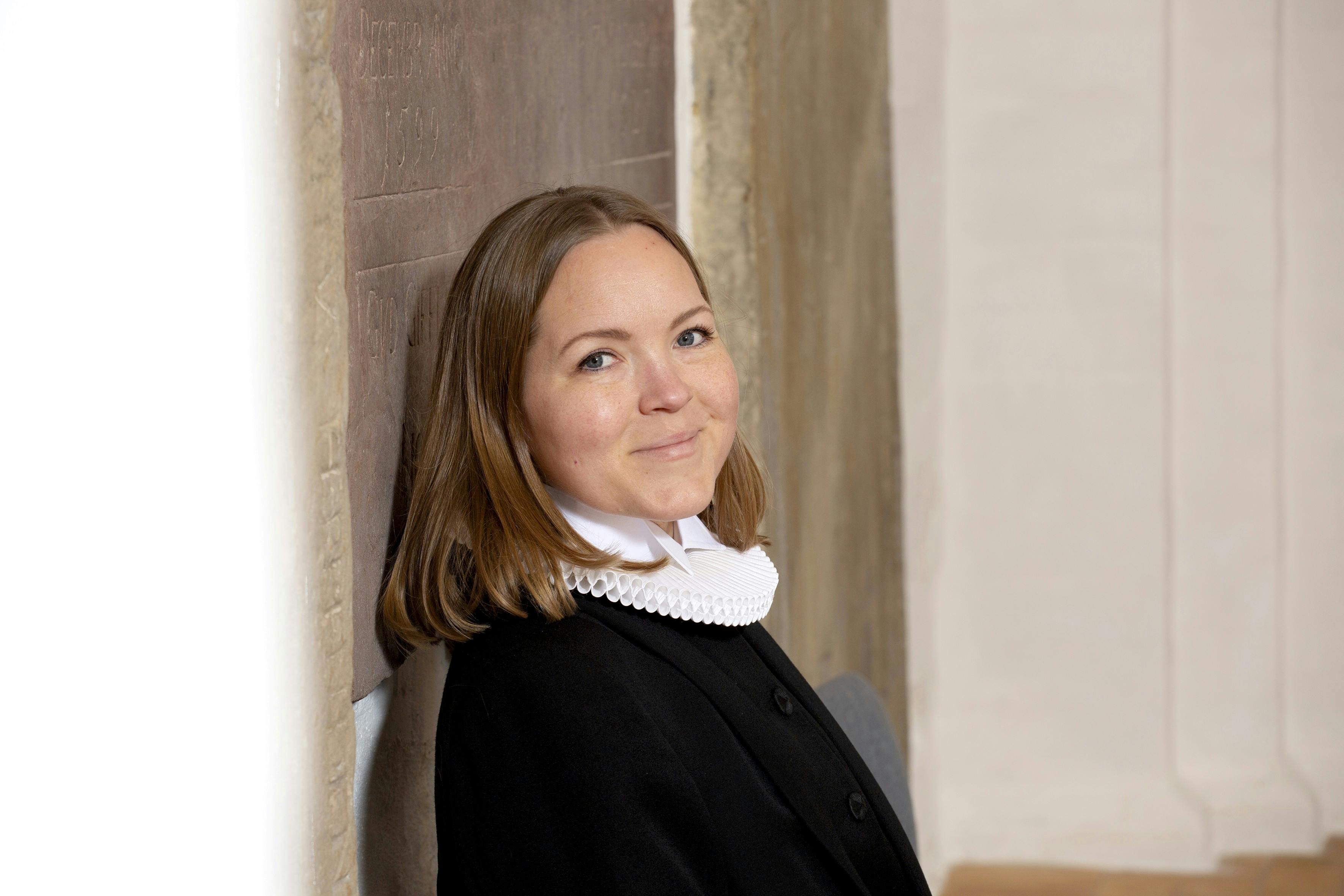Sophia Holm Hjorth befinder sig godt med rollen som præst.