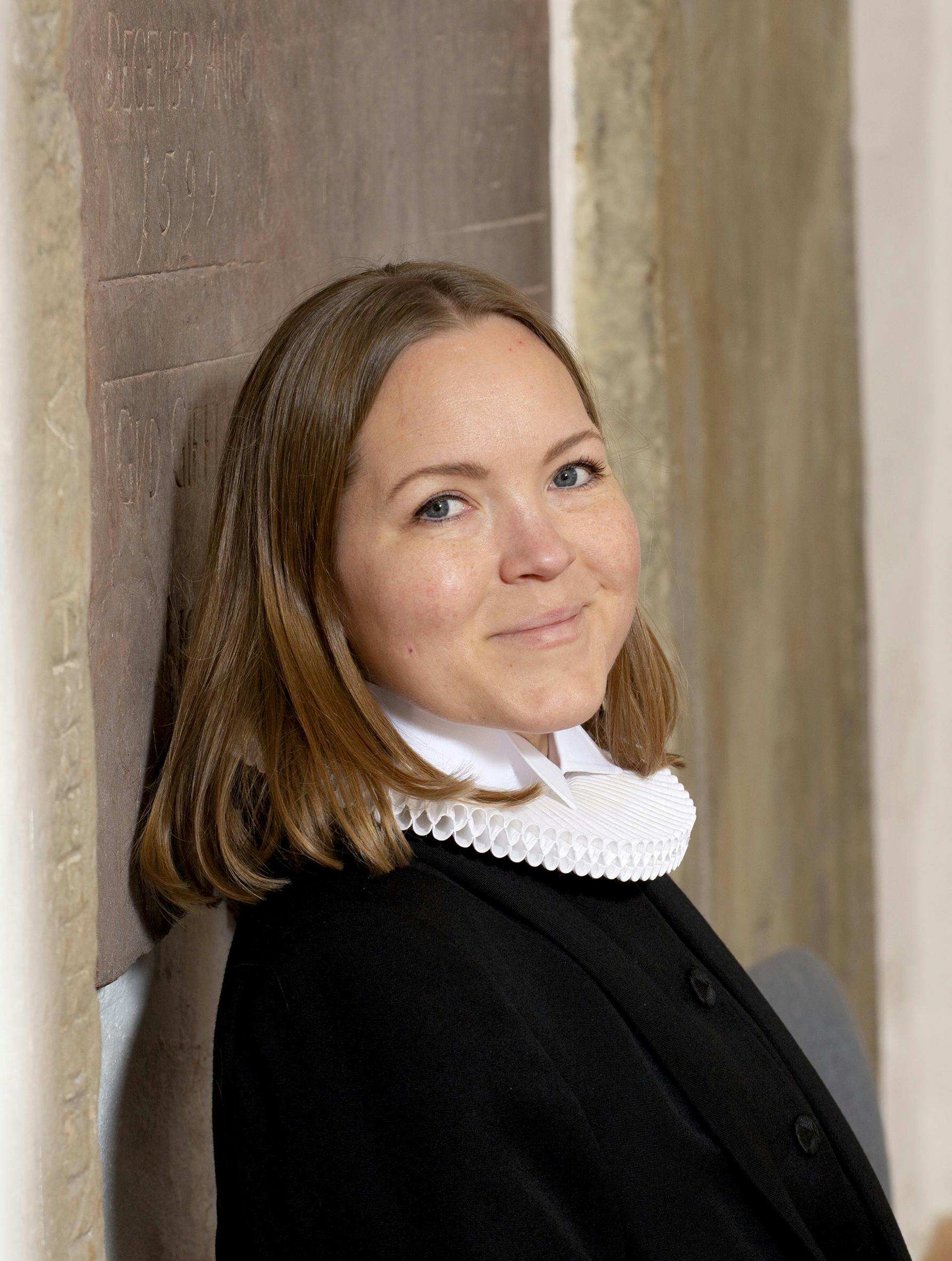 Sophia Holm Hjorth befinder sig godt med rollen som præst.