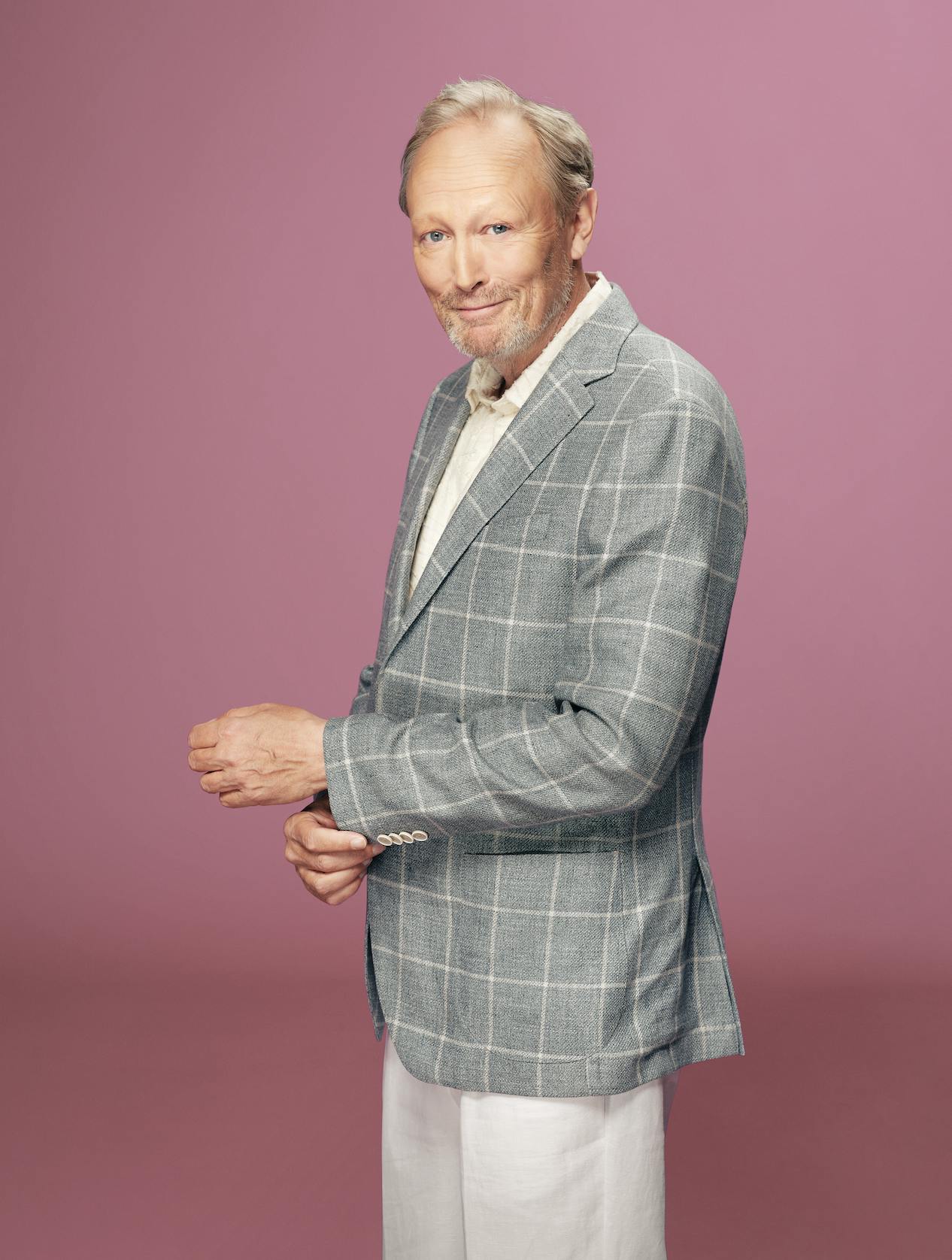 Lars Mikkelsen springer ud i satire, skarpe punchlines og musikalske indslag, når han næste år gør debut på de skrå brædder i teltet på Bakken. 