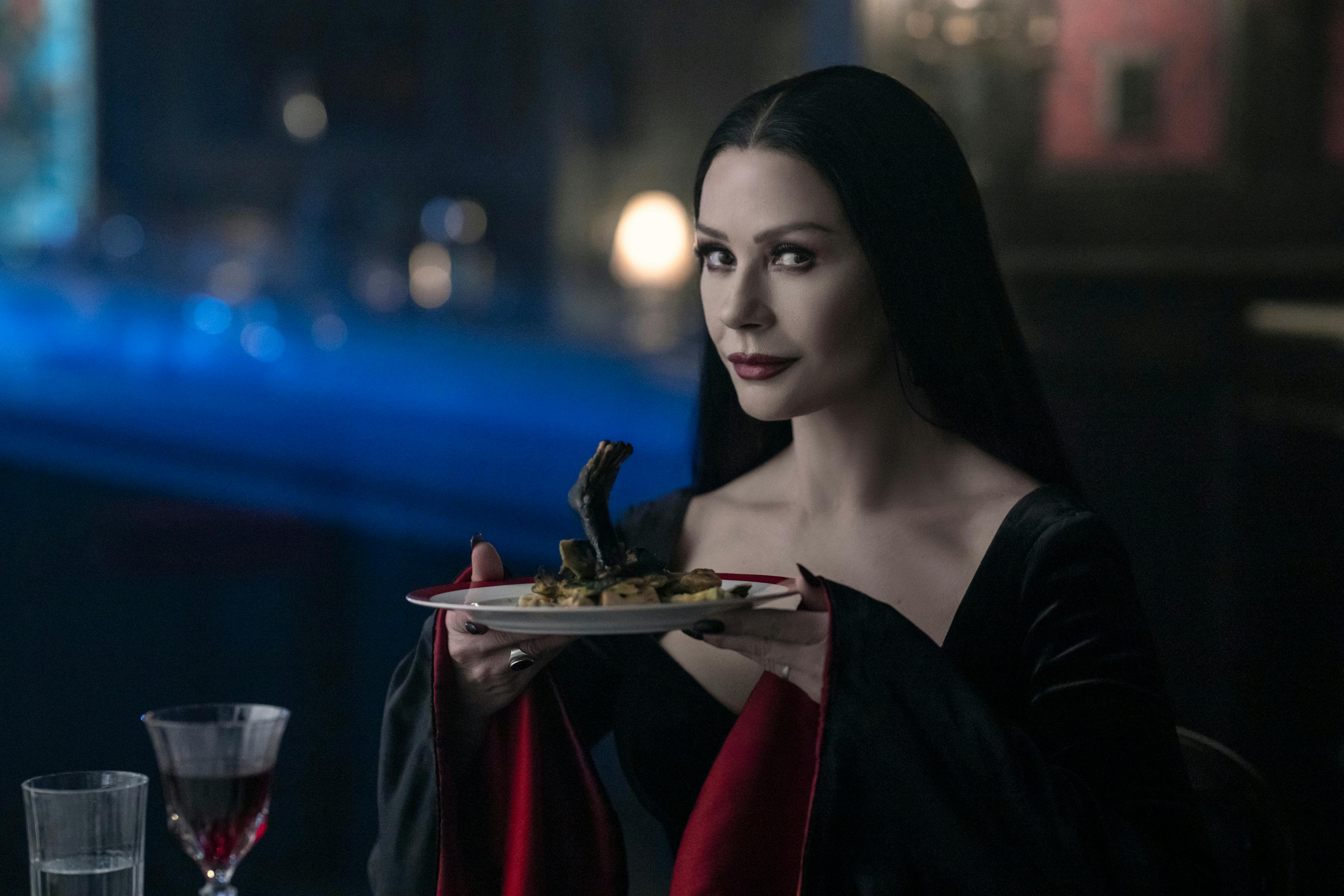 Wednesday. Catherine Zeta-Jones som Morticia Addams.