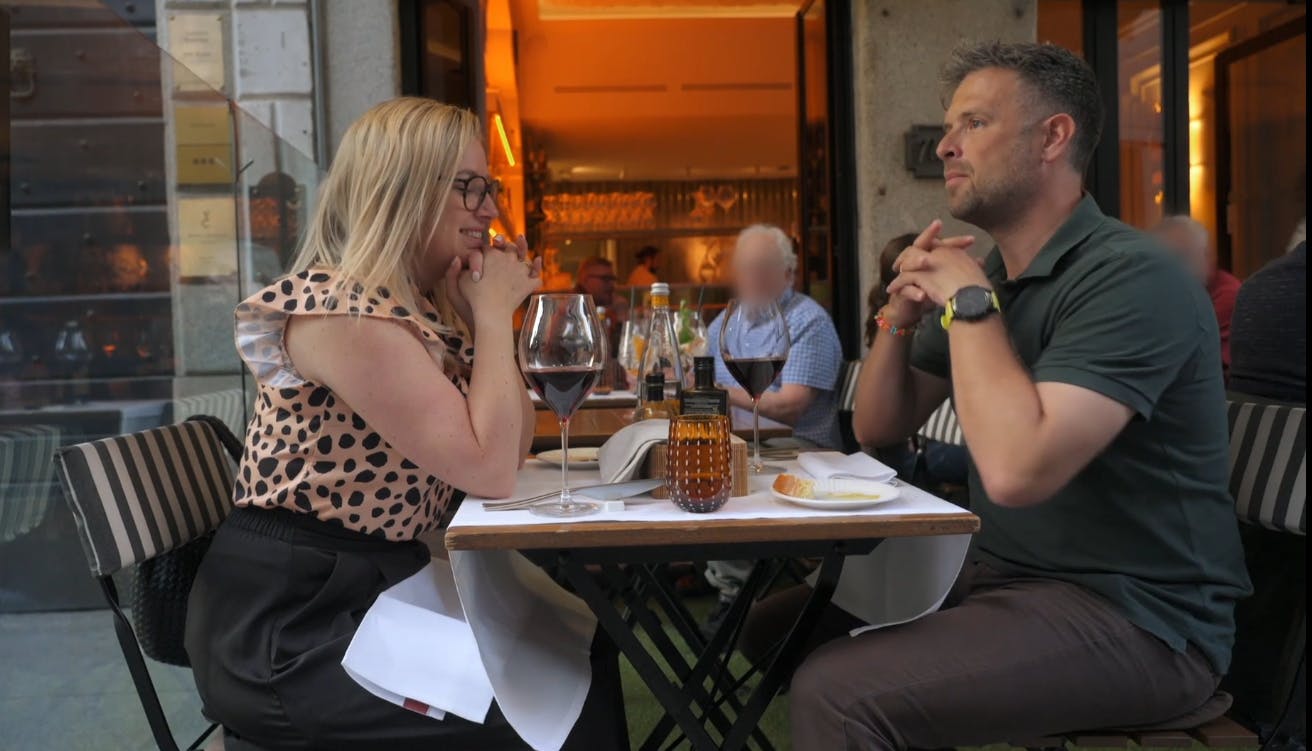 Dorthe og Lasse har først middag på bryllupsrejsen, da hun fornemmer, at han trækker sig.