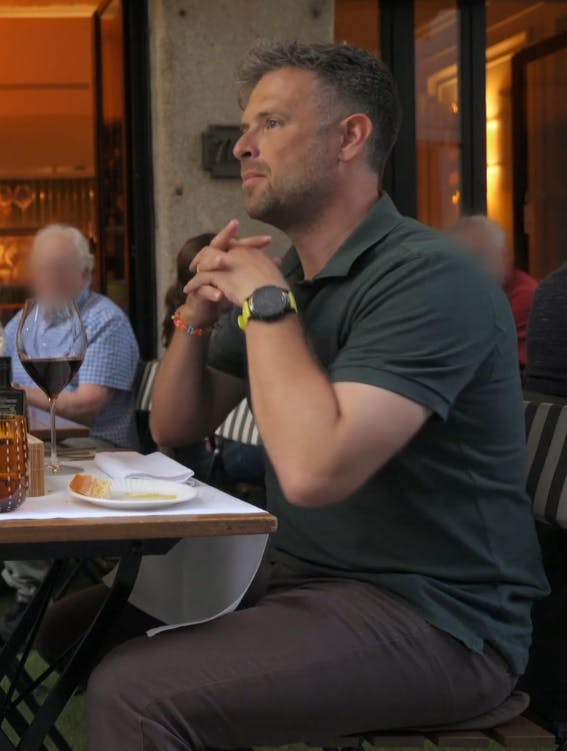 Dorthe og Lasse har først middag på bryllupsrejsen, da hun fornemmer, at han trækker sig.