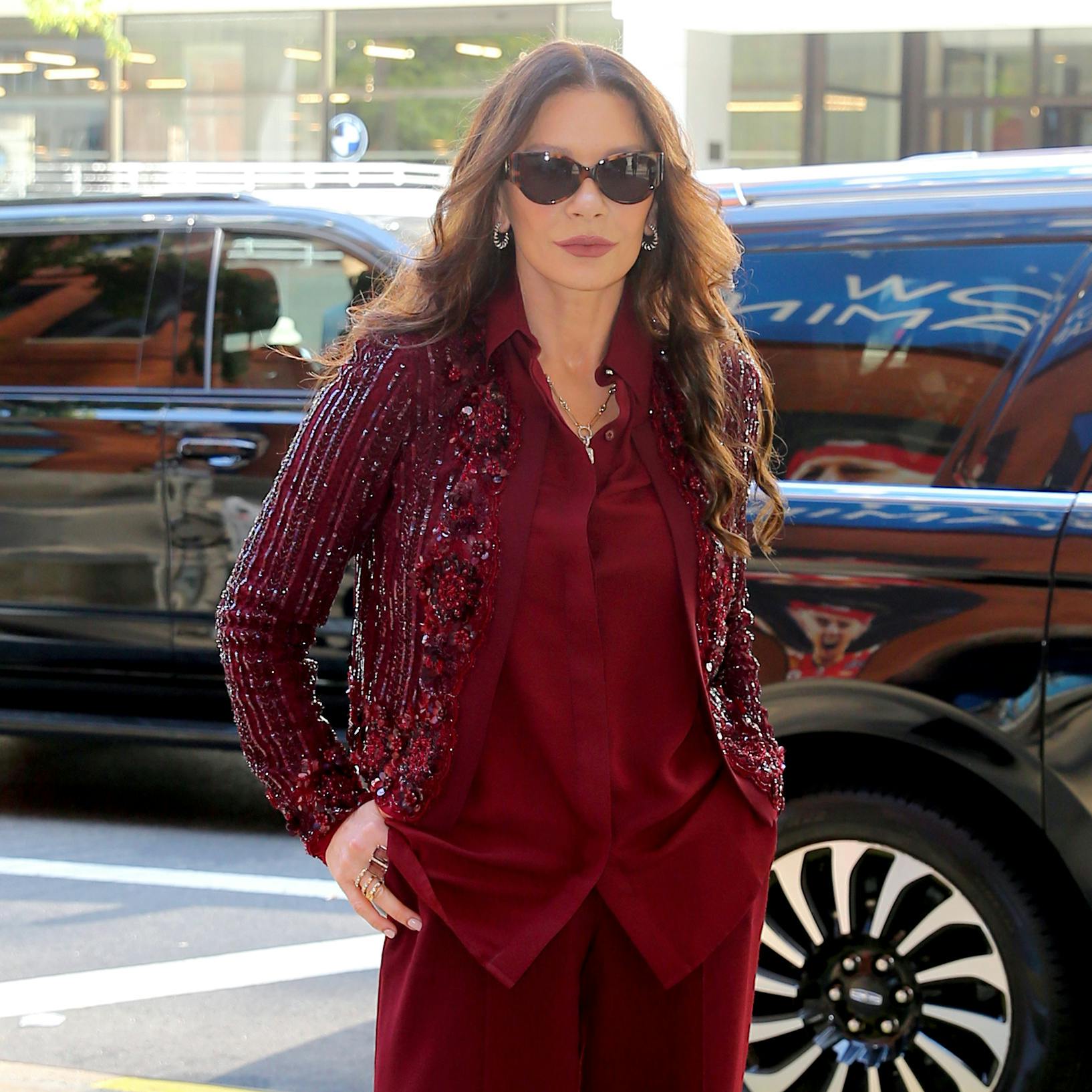 Catherine Zeta-Jones med solbriller med 'skildpaddelook' i stellet.