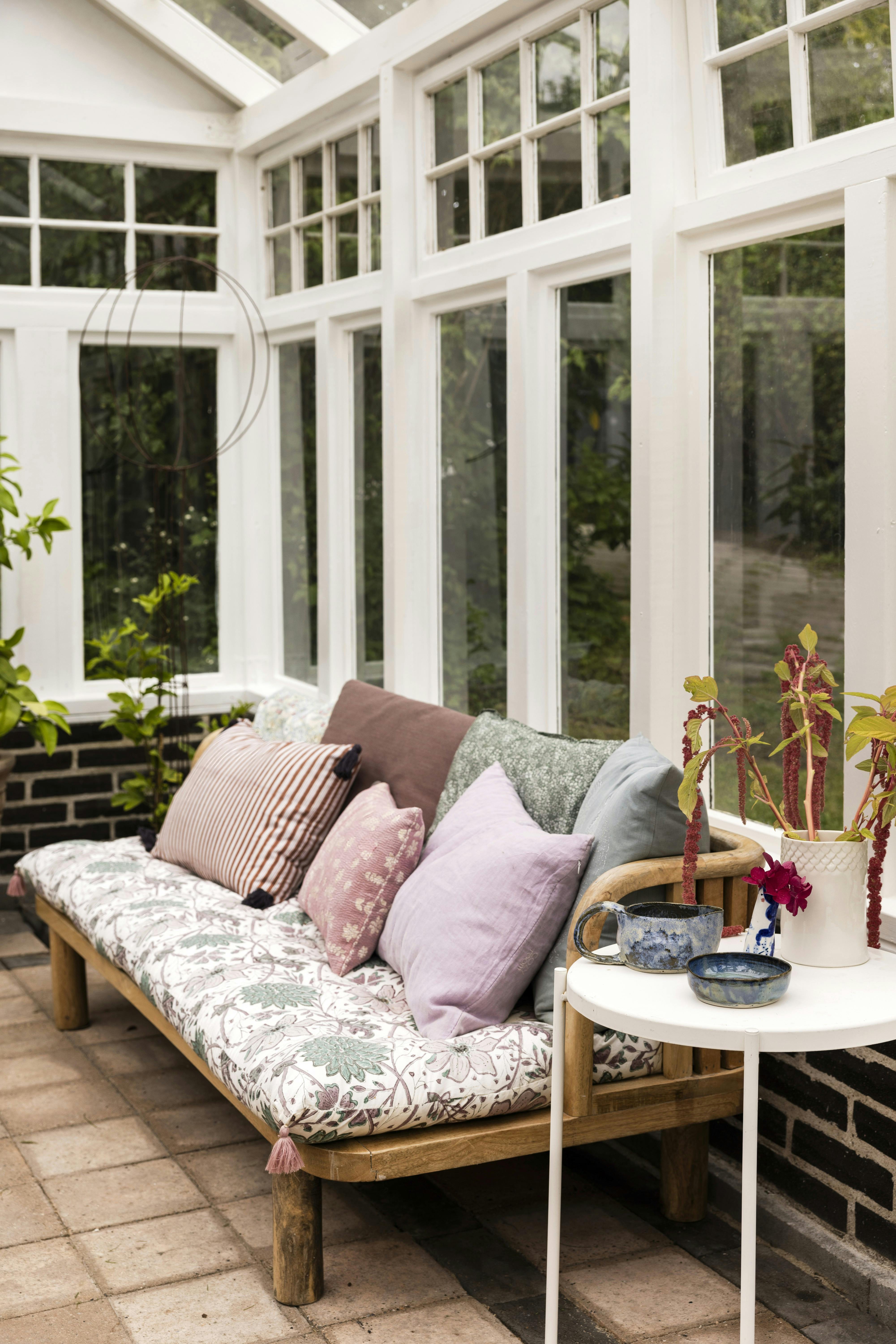 Daybed fra House Doctor, madras fra Bungalow, puder bl.a. fra Roomers & Woodbox og keramik fra @thelittlerobinpottery.