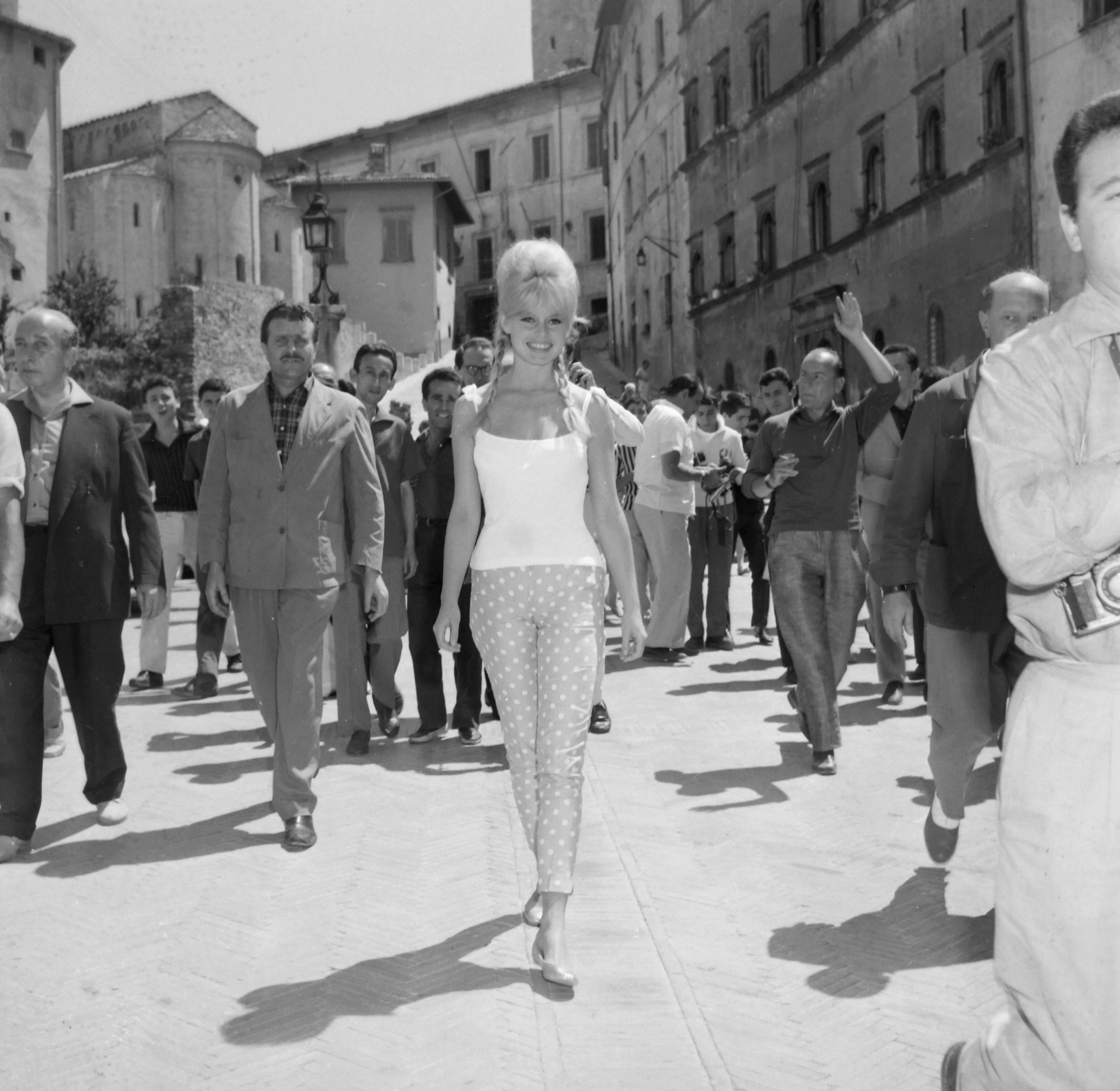 FRENCH ACTRESS BRIGITTE BARDOT IN ITALY 7 AUGUST 1961. Keywords: monochrome, B&W, black and white, Black & White, history, news, The Sixties, sixties, 60's, 1960's, chronicle, old, negative, Polkadot, Capri pants Topfoto notice: Image from original negative, date is file date. full caption on corresponding negative bag. cleaned on request.