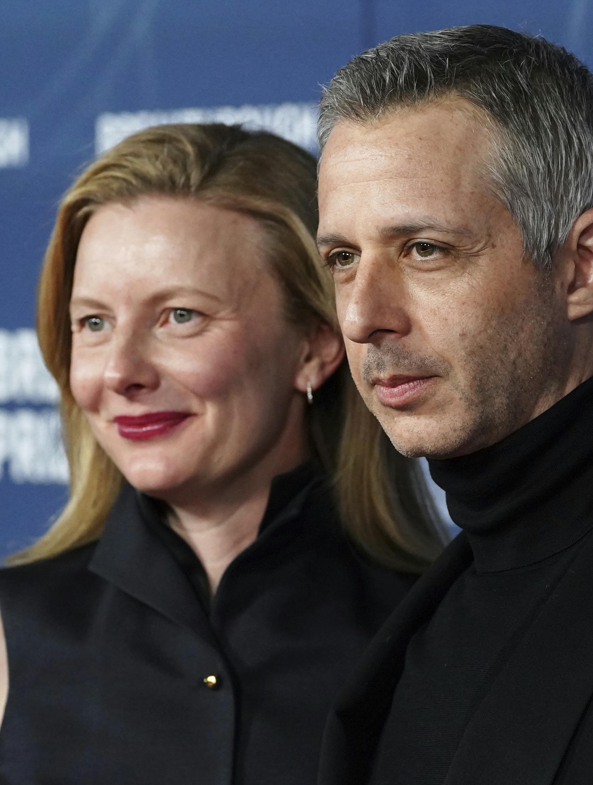Emma Wall og Jeremy Strong.