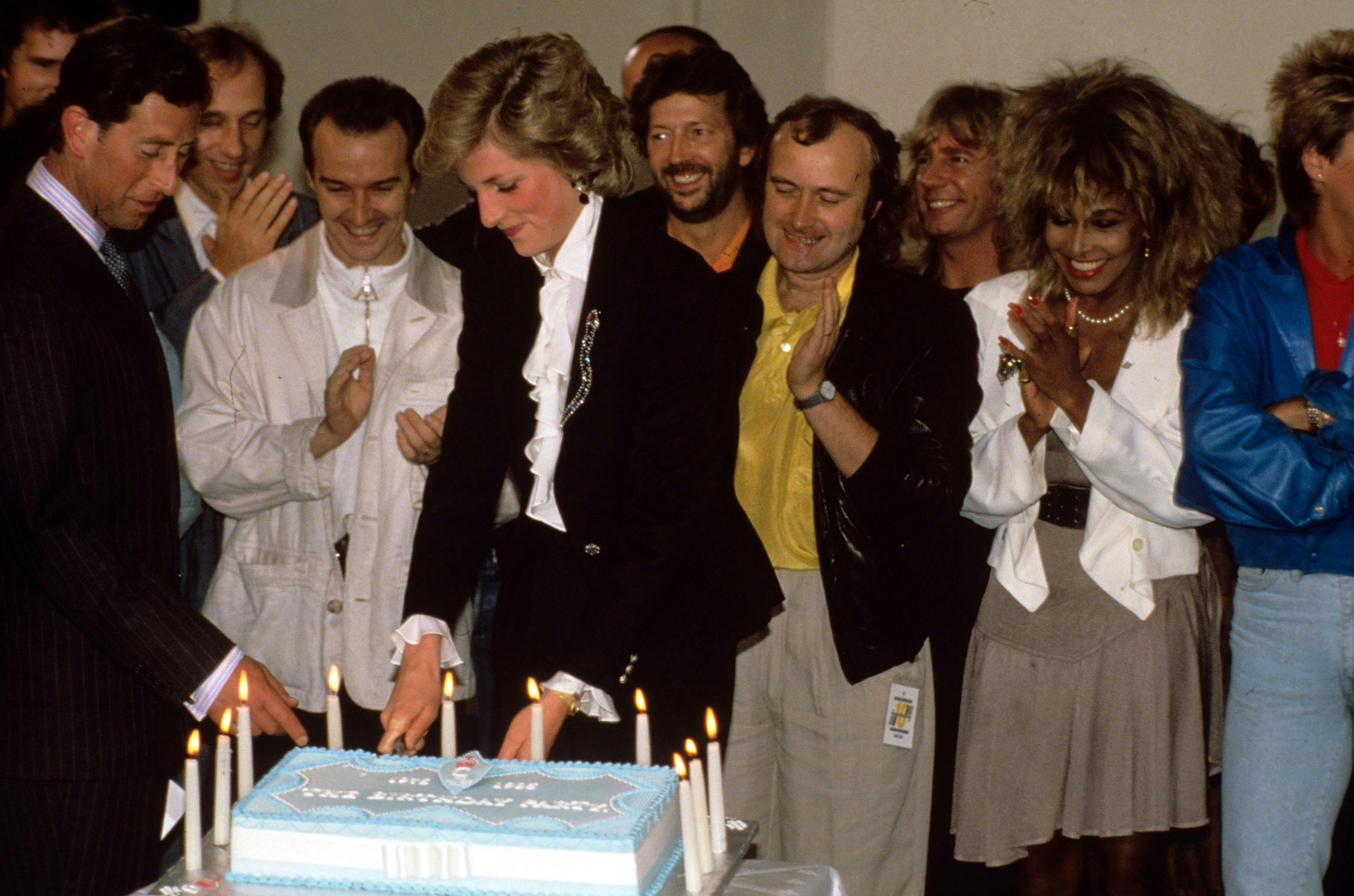 Kong Charles, dengang kronprins, og prinsesse Diana med Mark Knopfler, Midge Ure, Eric Clapton, PhilCollins, Rick Parfitt og Tina Turner i 1986.