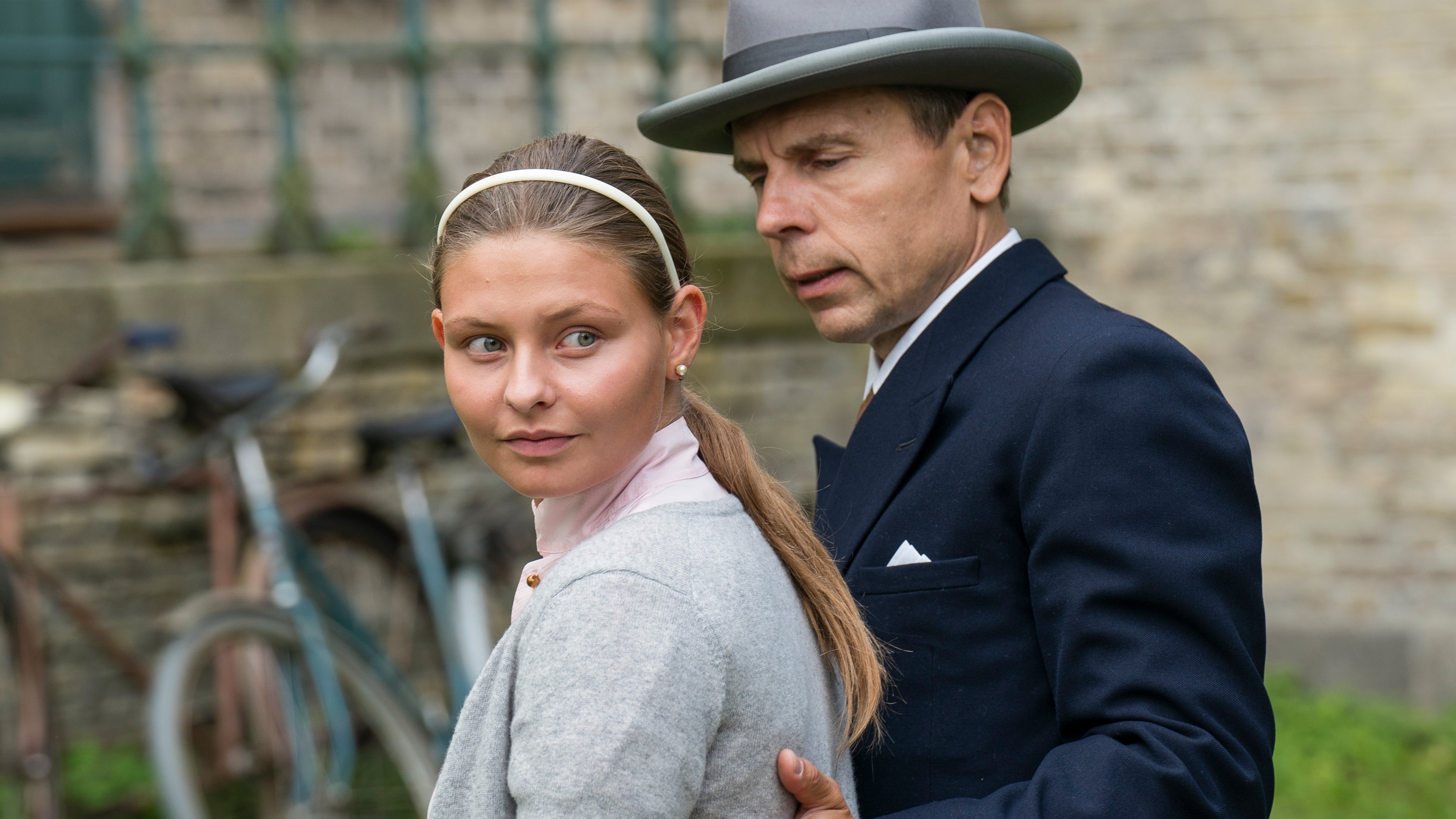 Eva og hendes far i 'Sygeplejeskolen'.