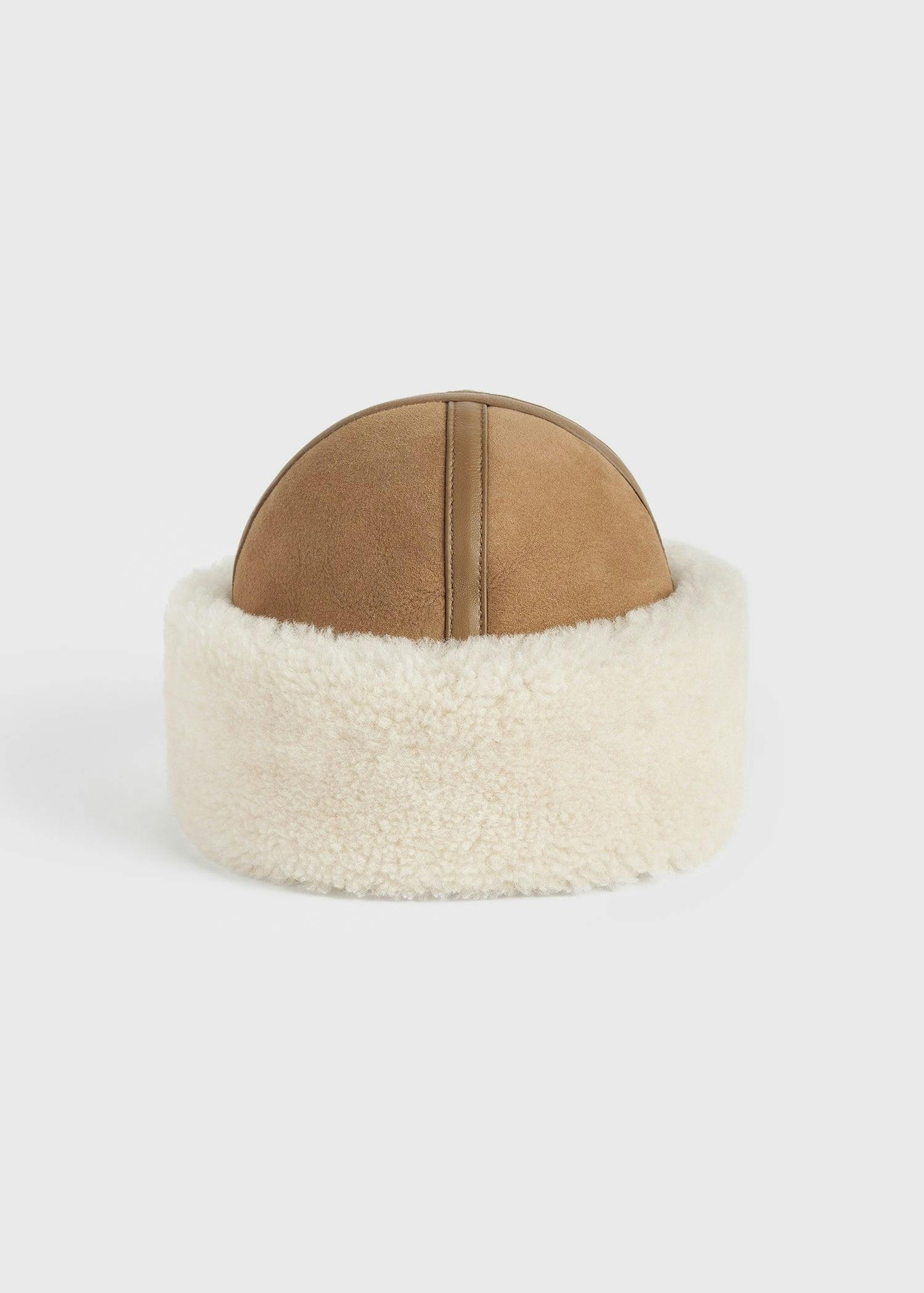 Shearling Winter hat i farven biscuit, Toteme. 2.800 kroner.