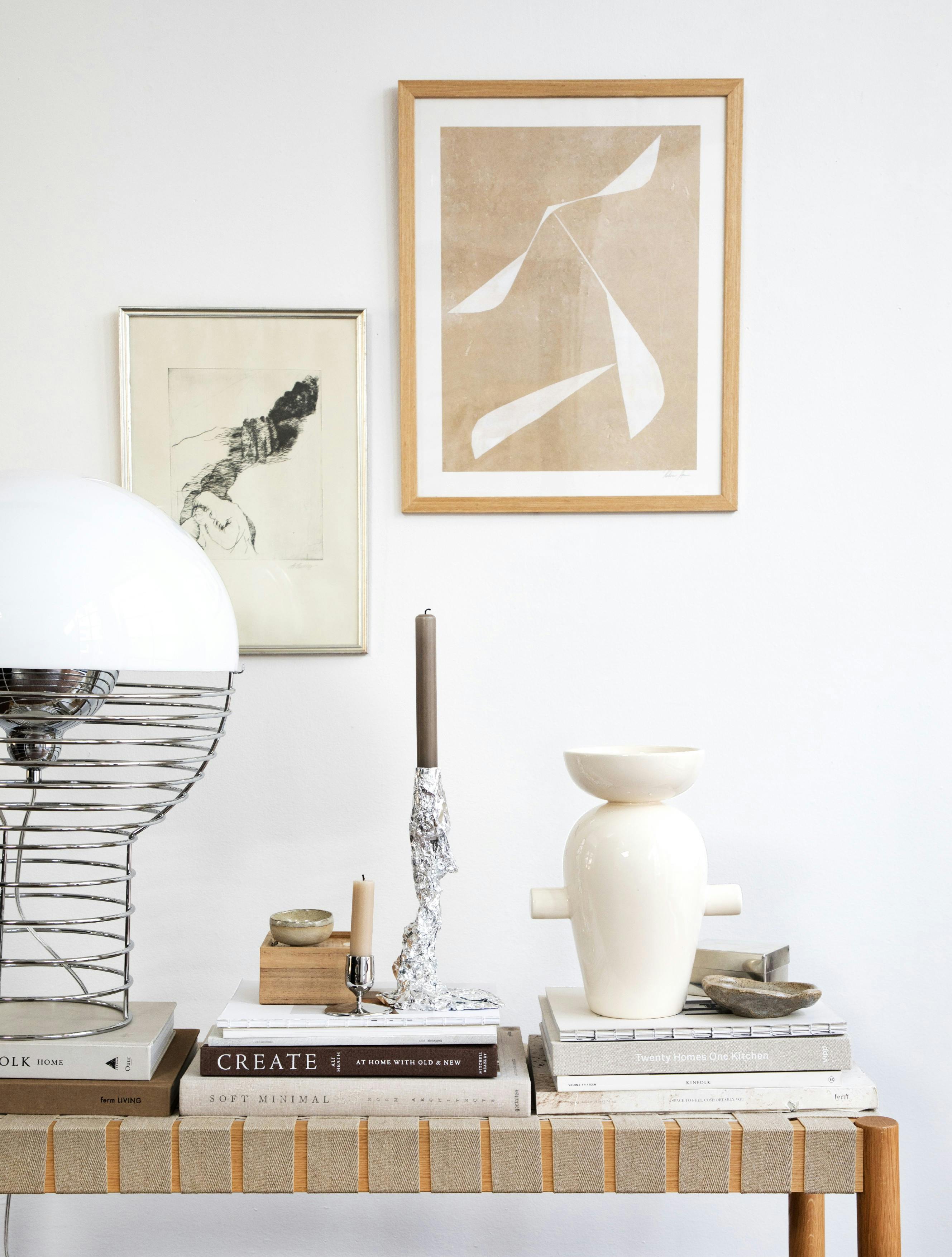 Bænk og vase fra &Tradition, lille sølvstage fra Georg Jensen, lampe fra Verpan, trææske og skål fra Sakura Copenhagen, mini-skål fra @majsesmekka, plakat i ramme fra Desenio.