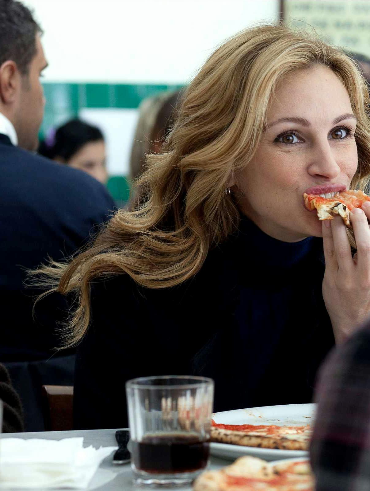 Julia Roberts Characters: Elizabeth Gilbert Film: Eat Pray Love (USA 2010) Director: Ryan Murphy 13 August 2010 Julia Roberts as 'Elizabeth Gilbert' in Columbia Pictures' EAT, PRAY, LOVE. Date: 13 August 2010