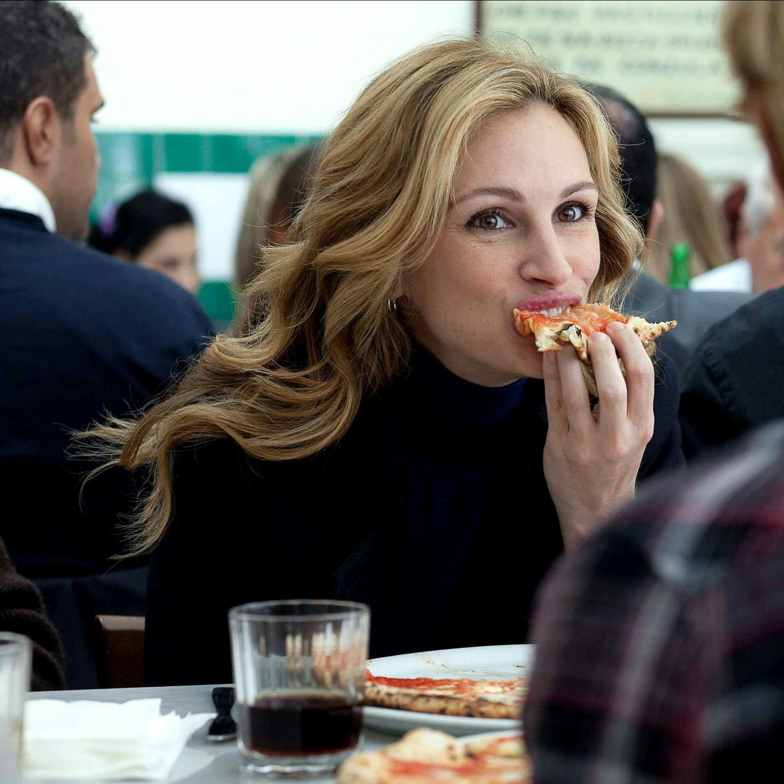 Julia Roberts Characters: Elizabeth Gilbert Film: Eat Pray Love (USA 2010) Director: Ryan Murphy 13 August 2010 Julia Roberts as 'Elizabeth Gilbert' in Columbia Pictures' EAT, PRAY, LOVE. Date: 13 August 2010
